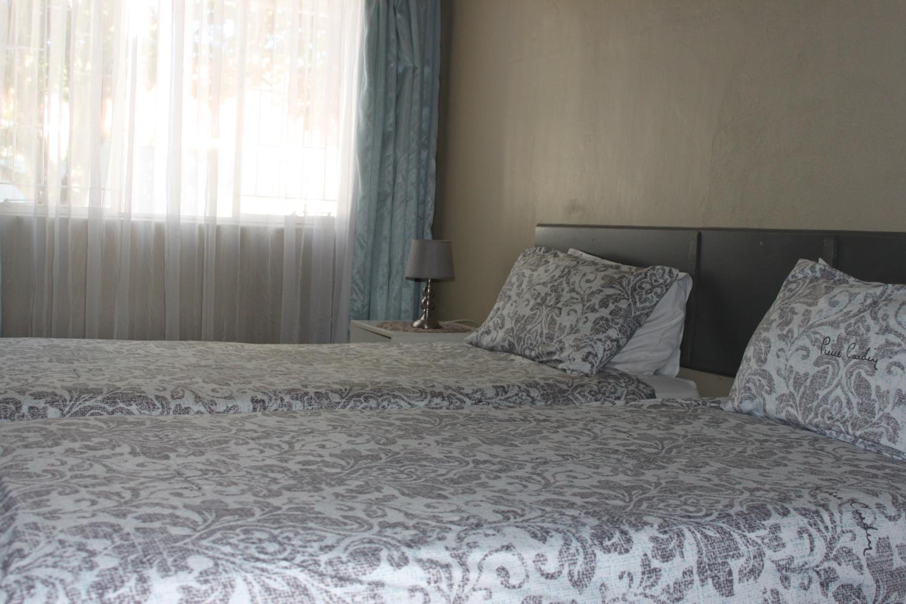 Basic Twin Room - Photo 3