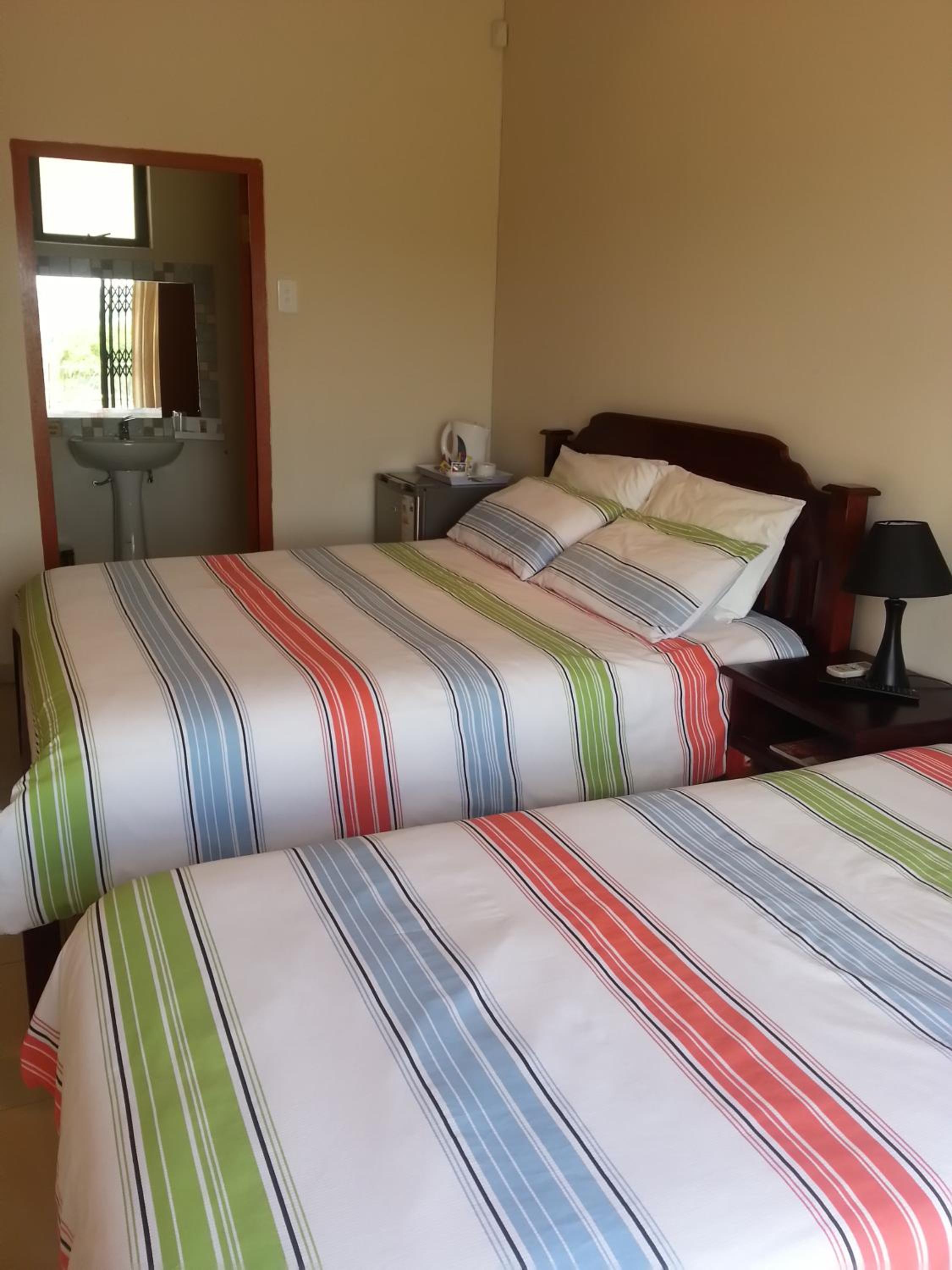 Double Room with Bath and Shower - Photo 2