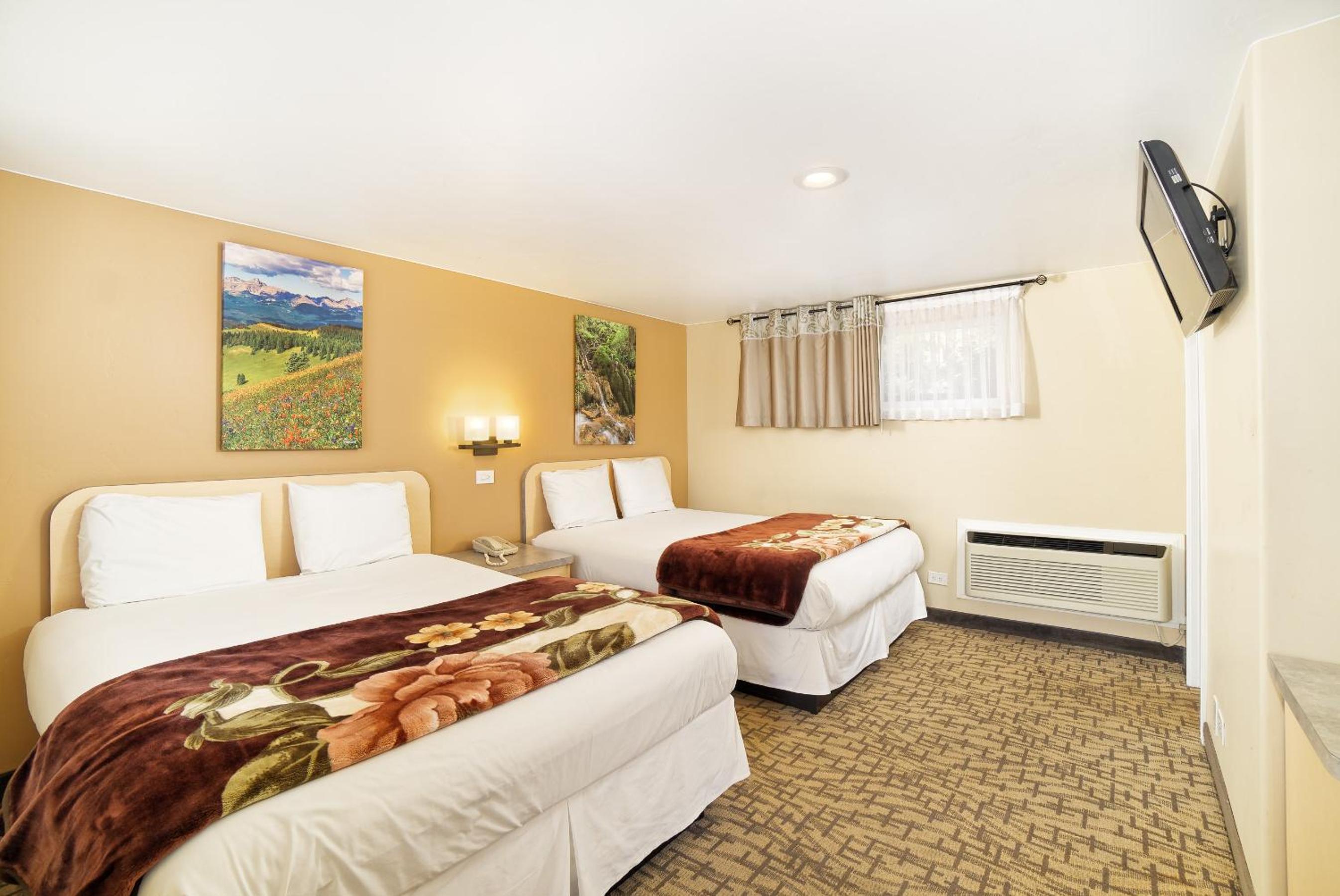 Queen Room with Two Queen Beds - Photo 15