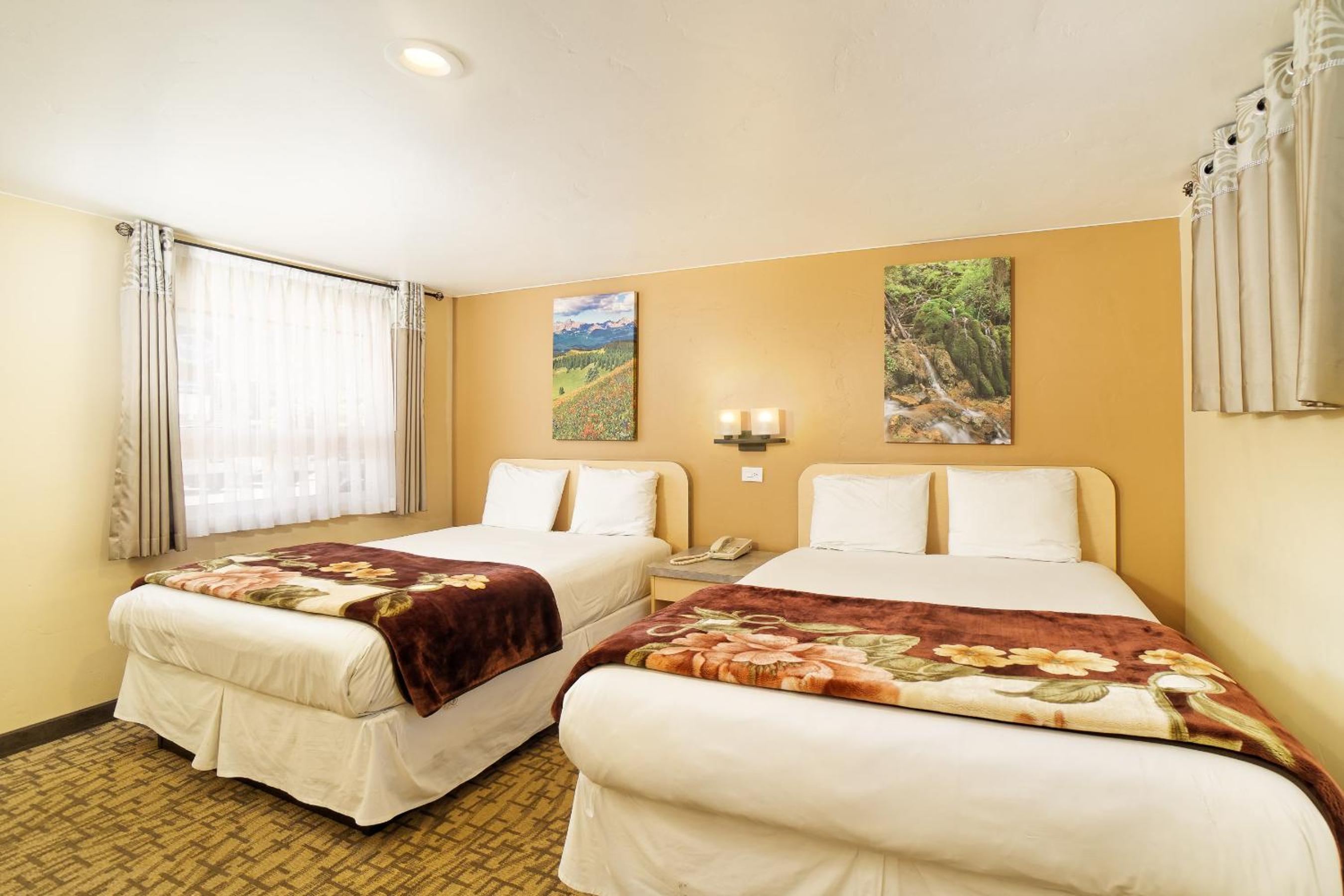 Queen Room with Two Queen Beds - Photo 14