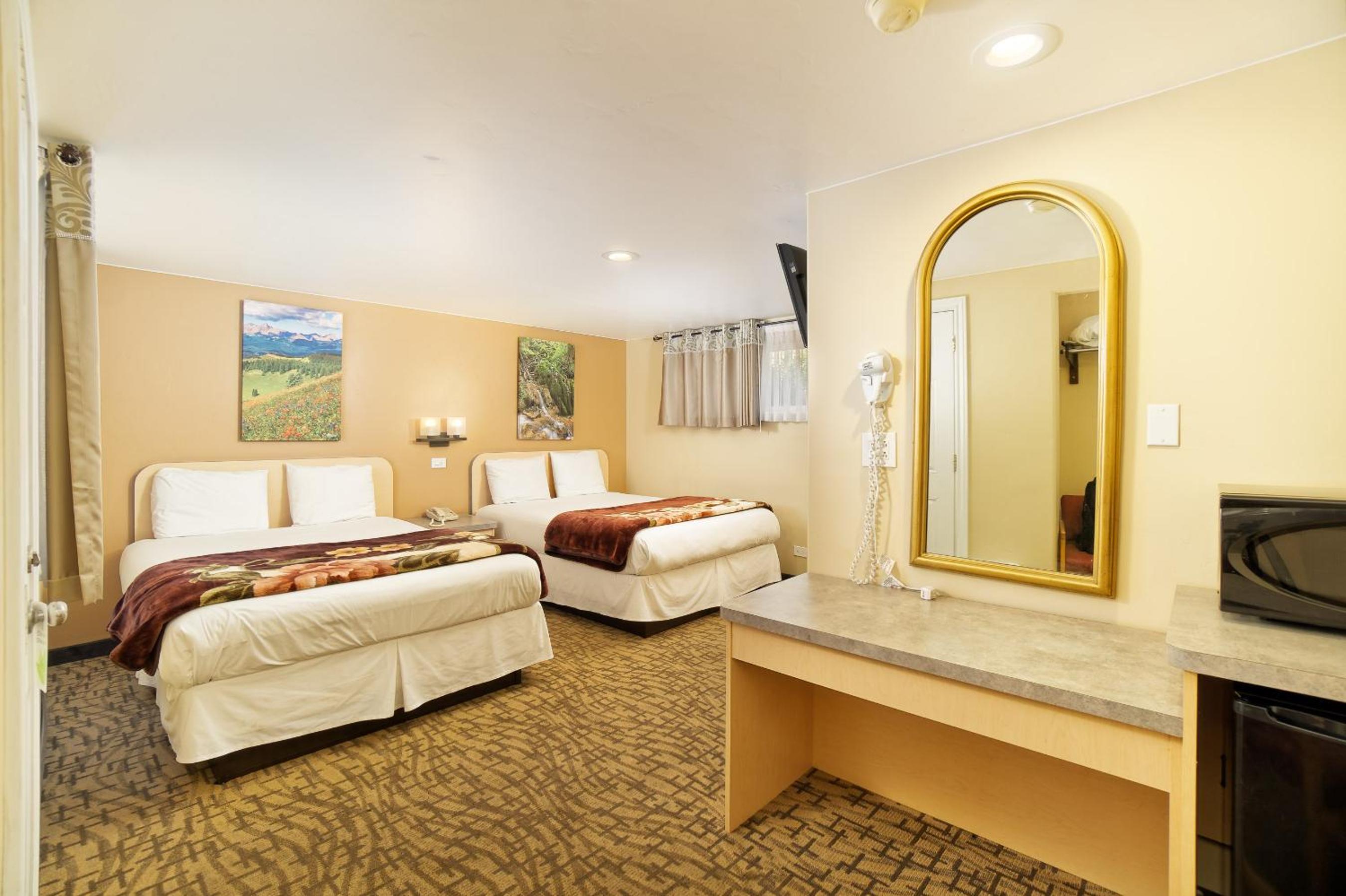 Queen Room with Two Queen Beds - Photo 2