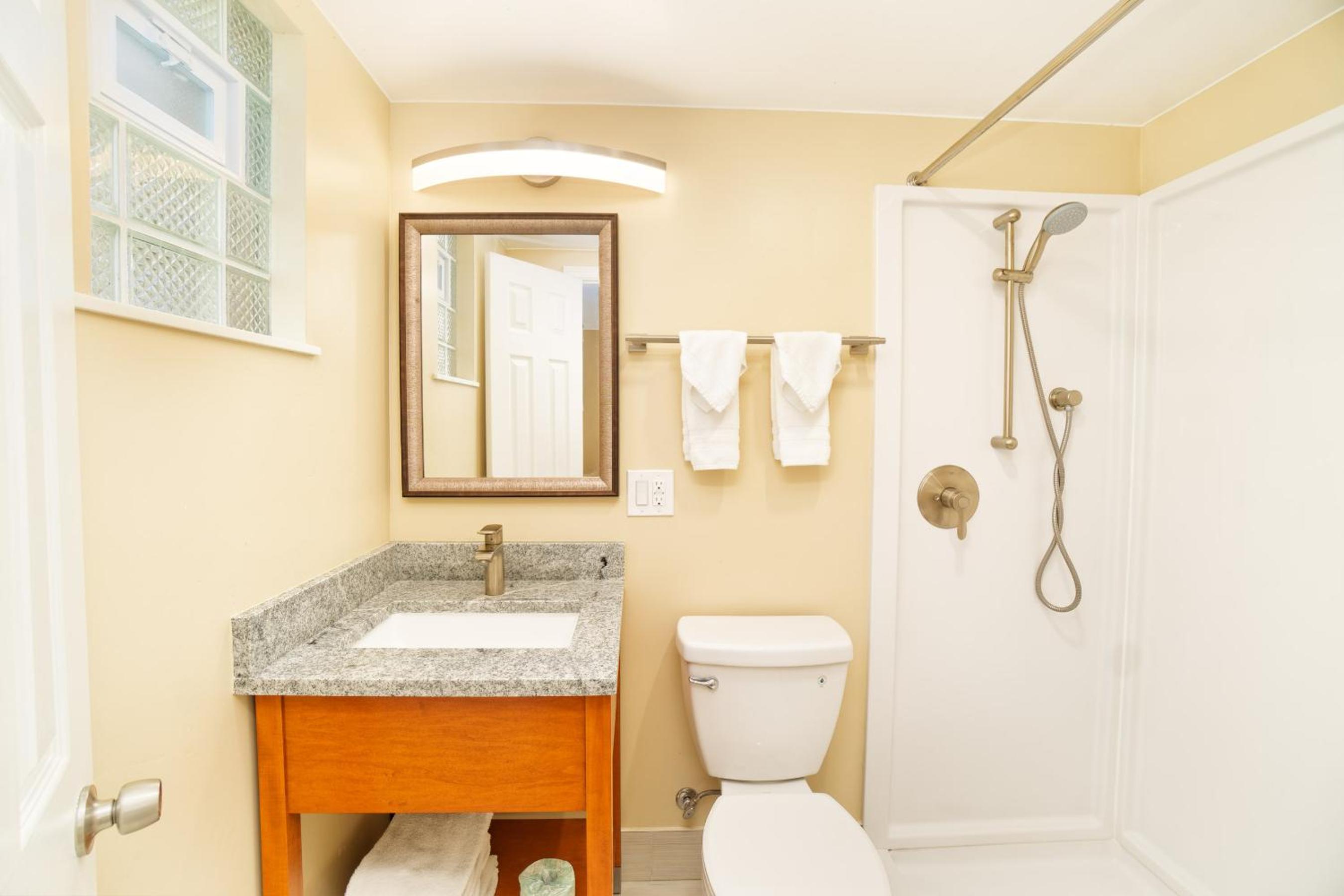 Queen Room - Photo 7