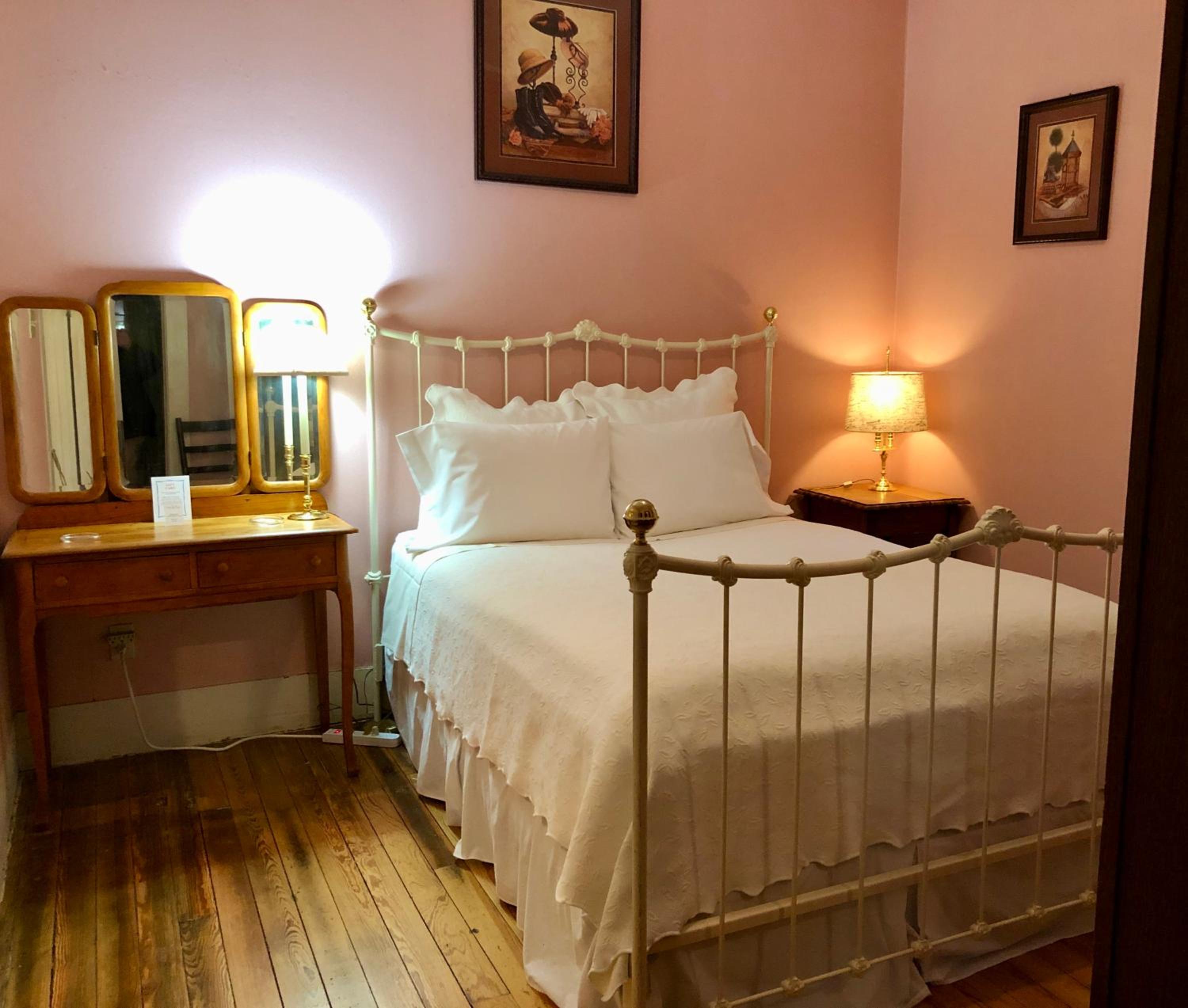 Standard Queen Room photo 3