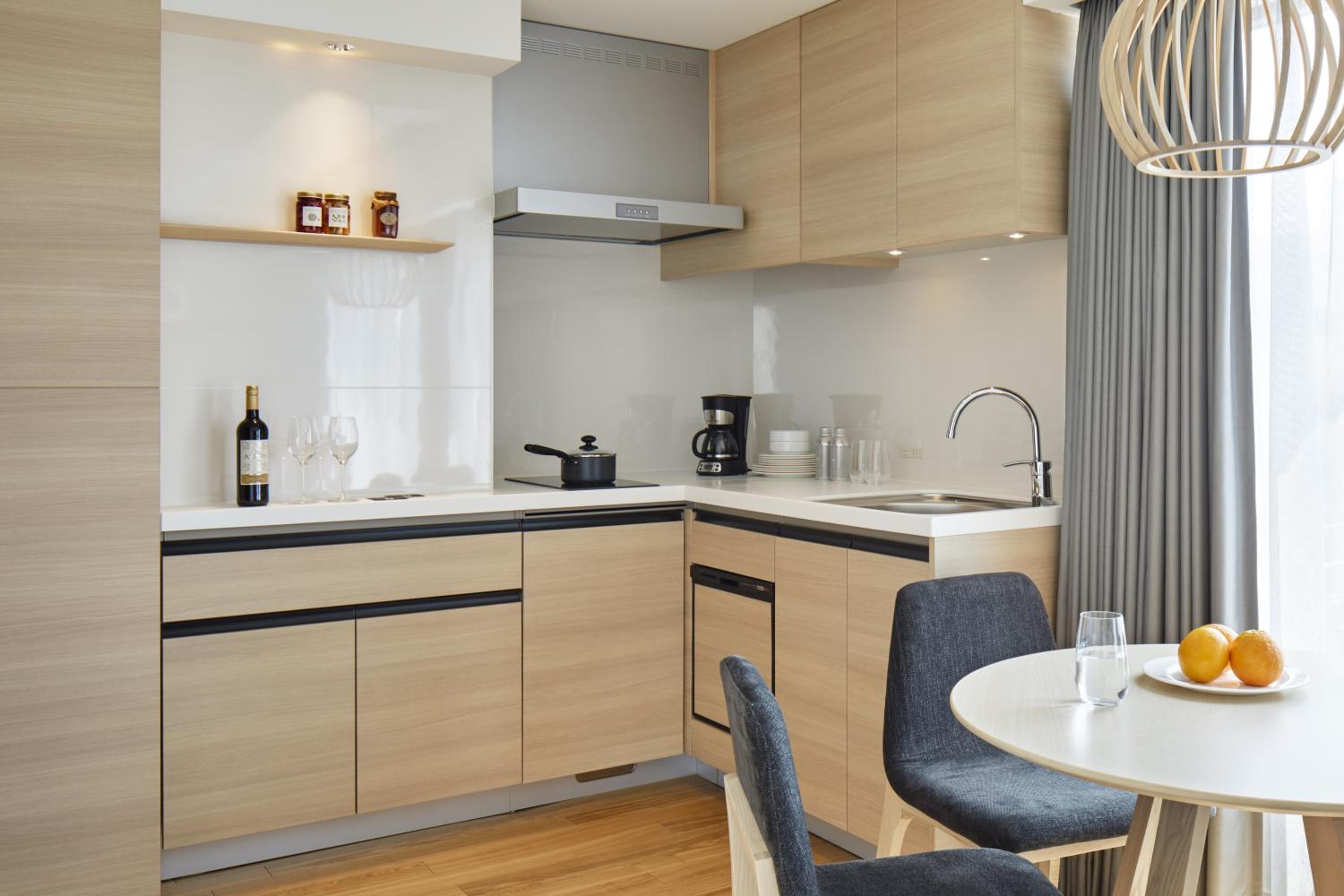 Kitchen Suite with Two Single Beds and Sofa Bed - Photo 2