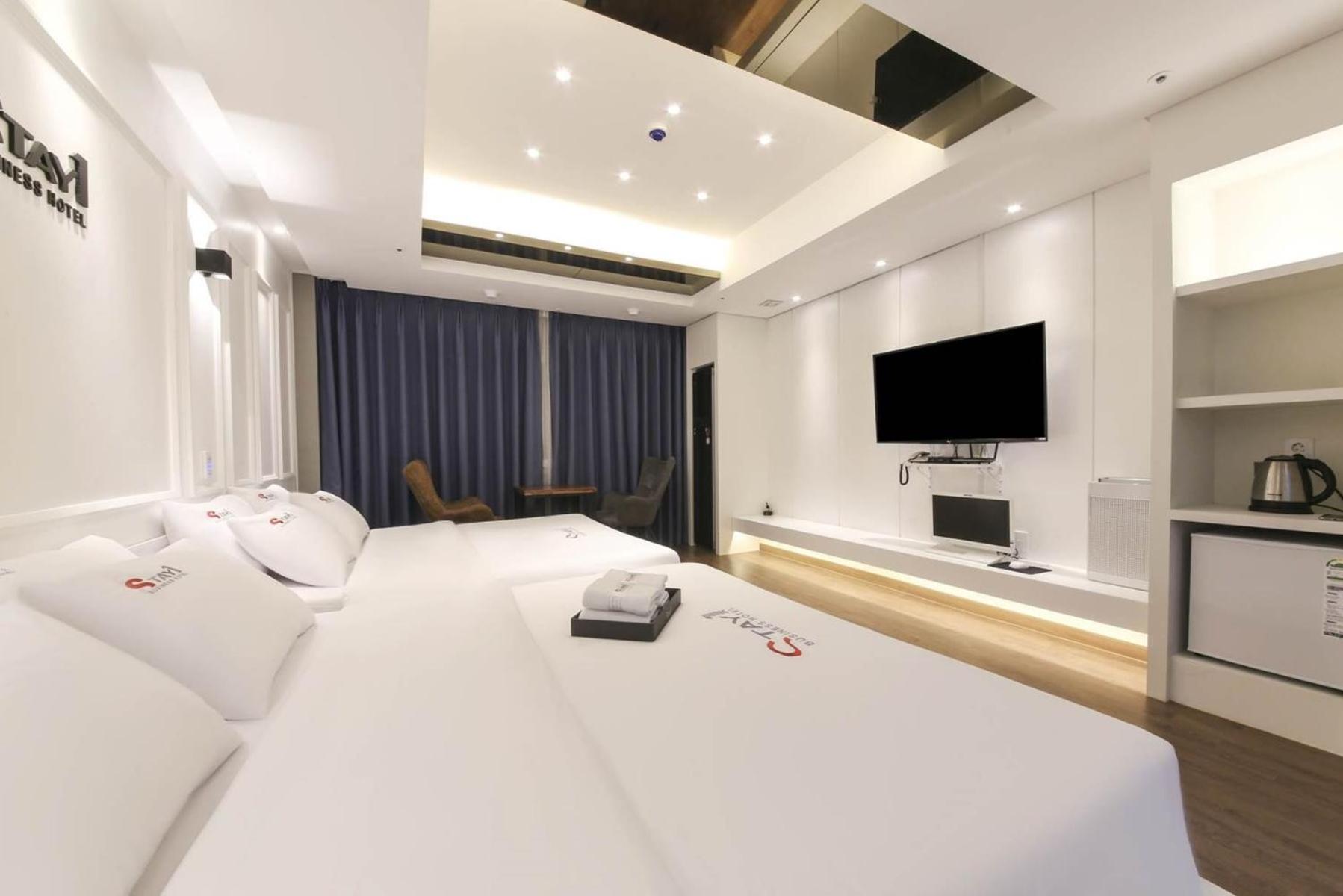 Family Room - Photo 10
