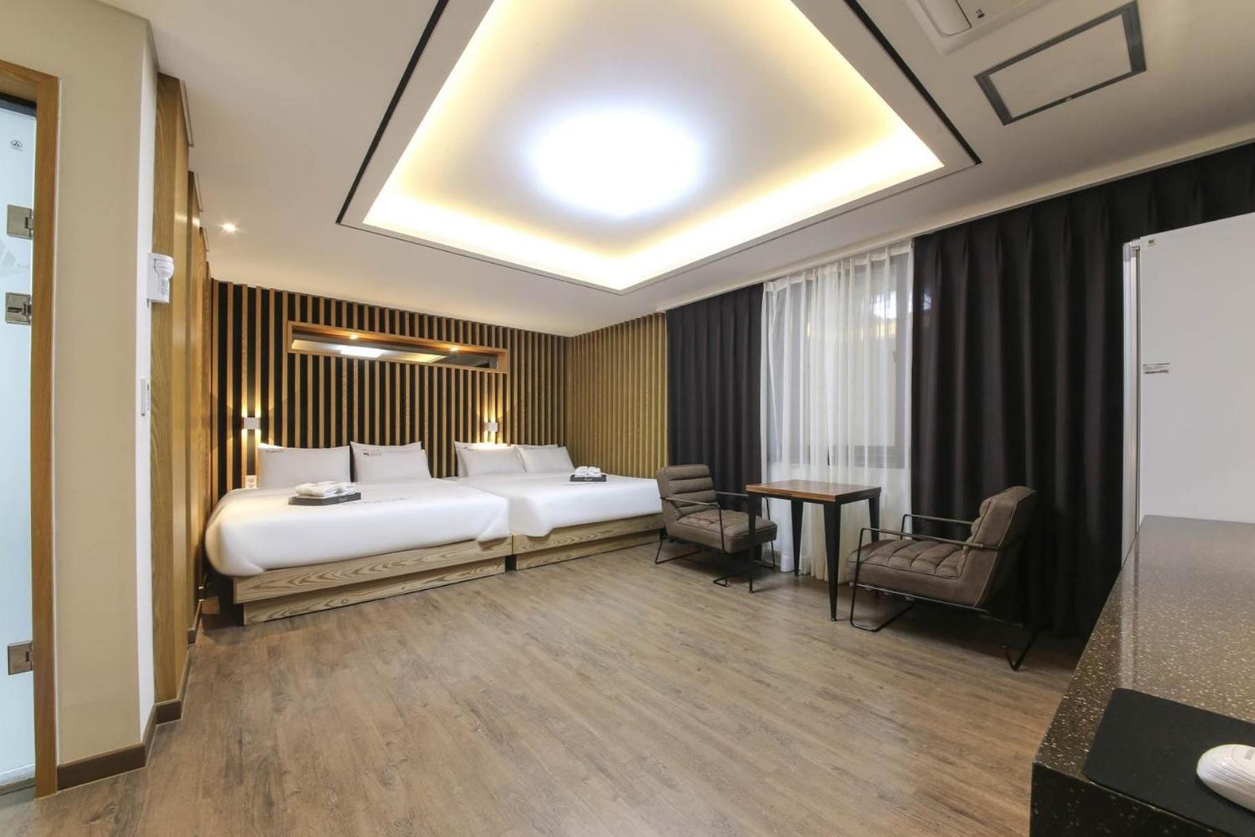Family Room - Photo 8