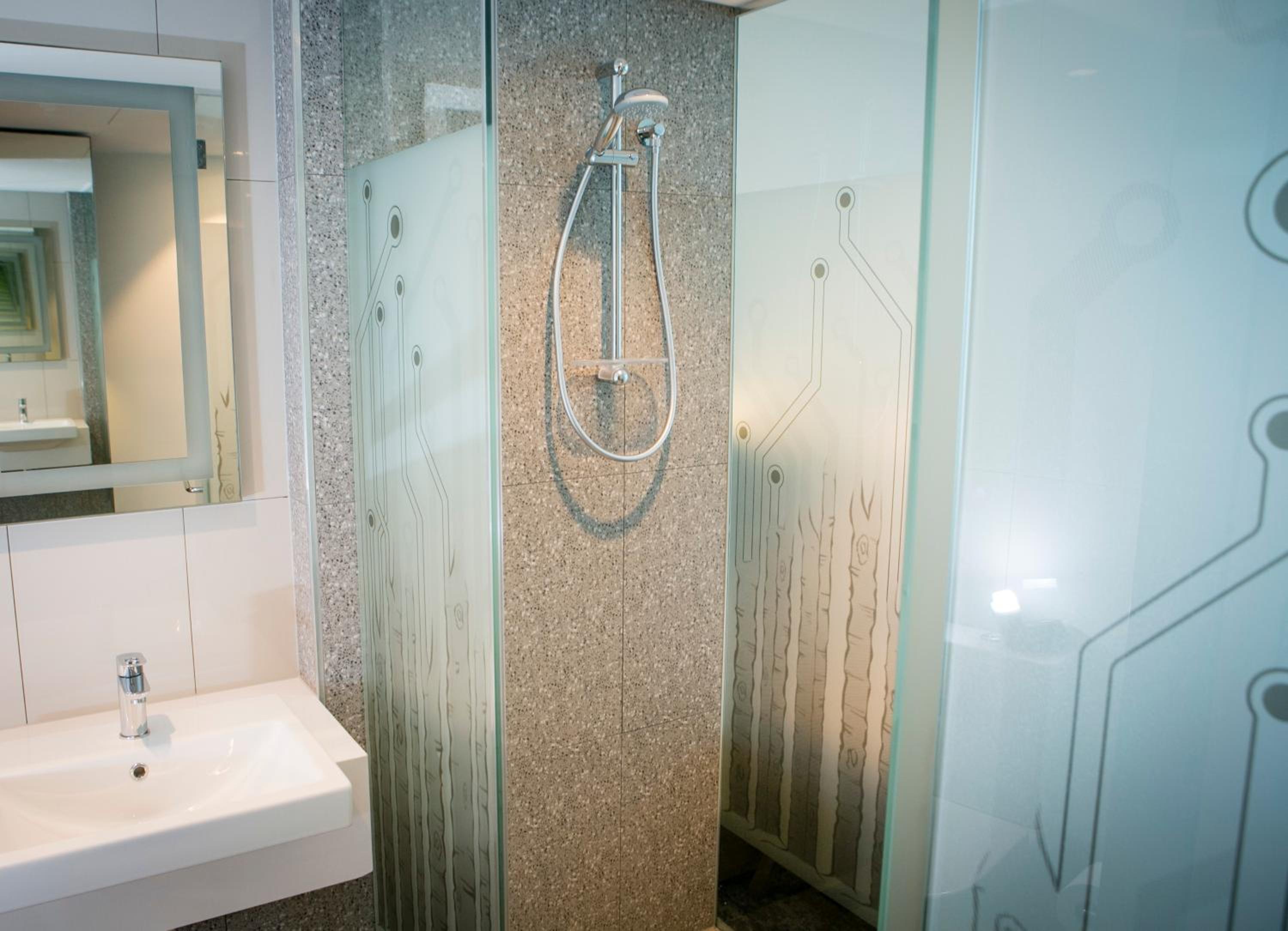 Standard Queen Room with Walk In Shower - Free Breakfast thumbnail 6