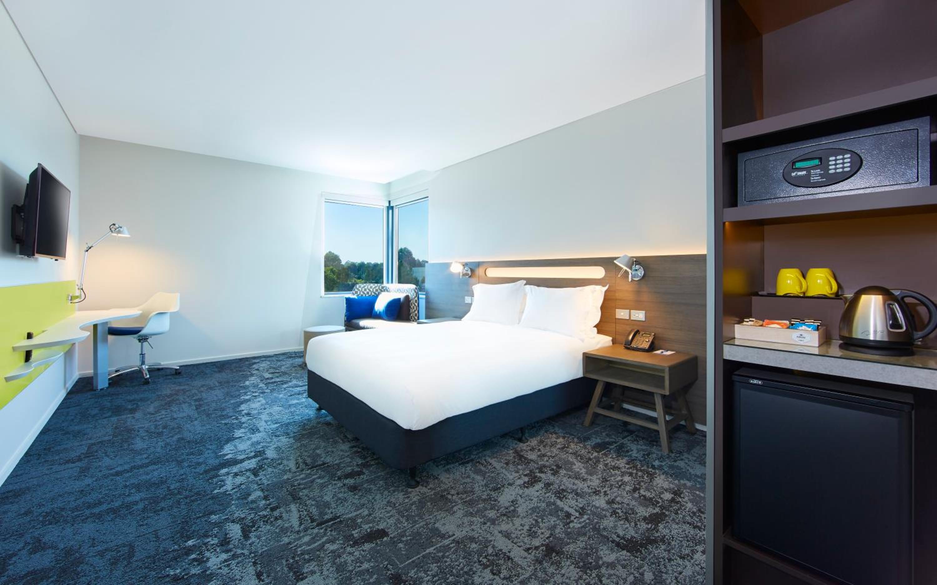 Standard Queen Room with Walk In Shower - Free Breakfast thumbnail 5