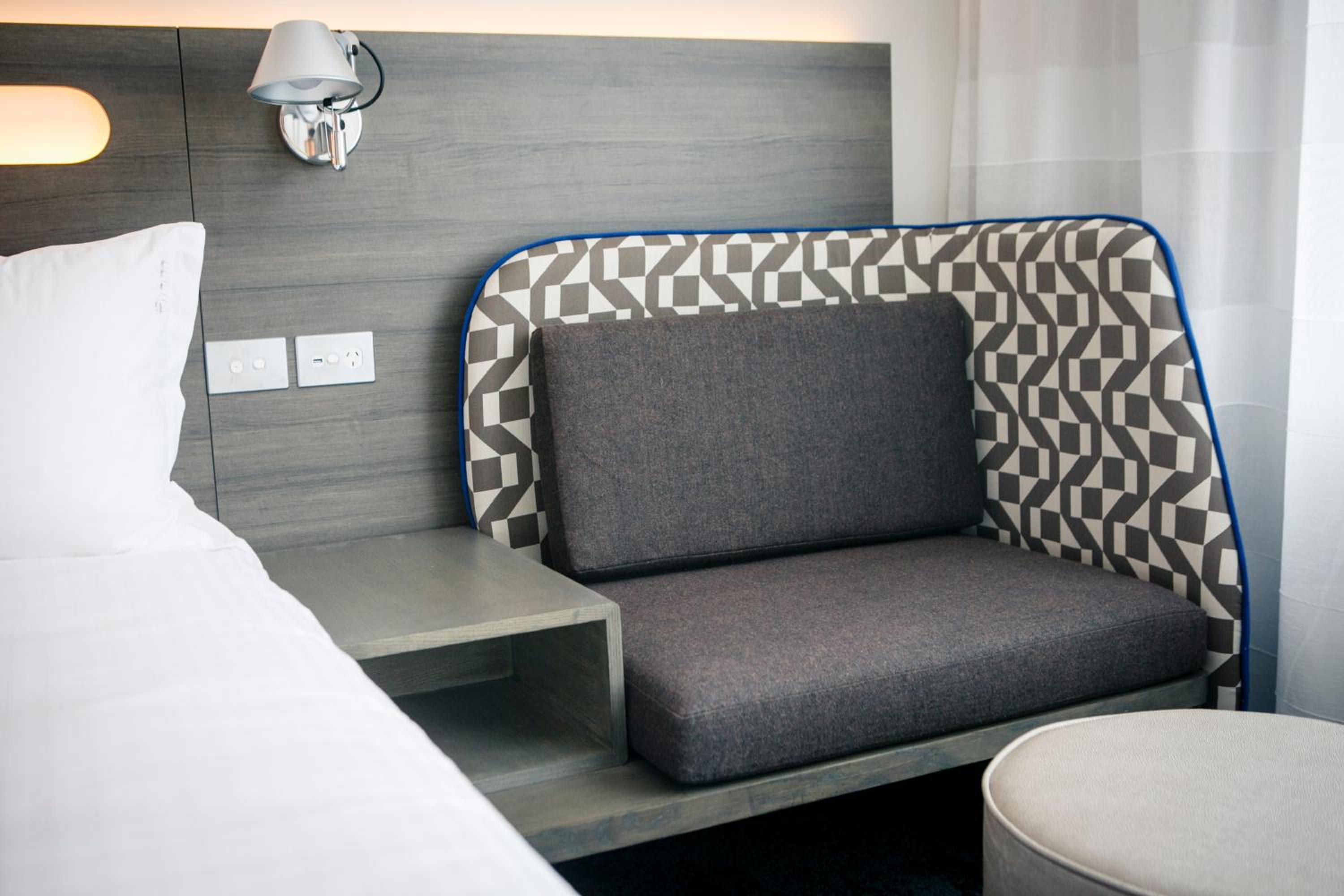 Standard Twin Room - Free Breakfast thumbnail 5