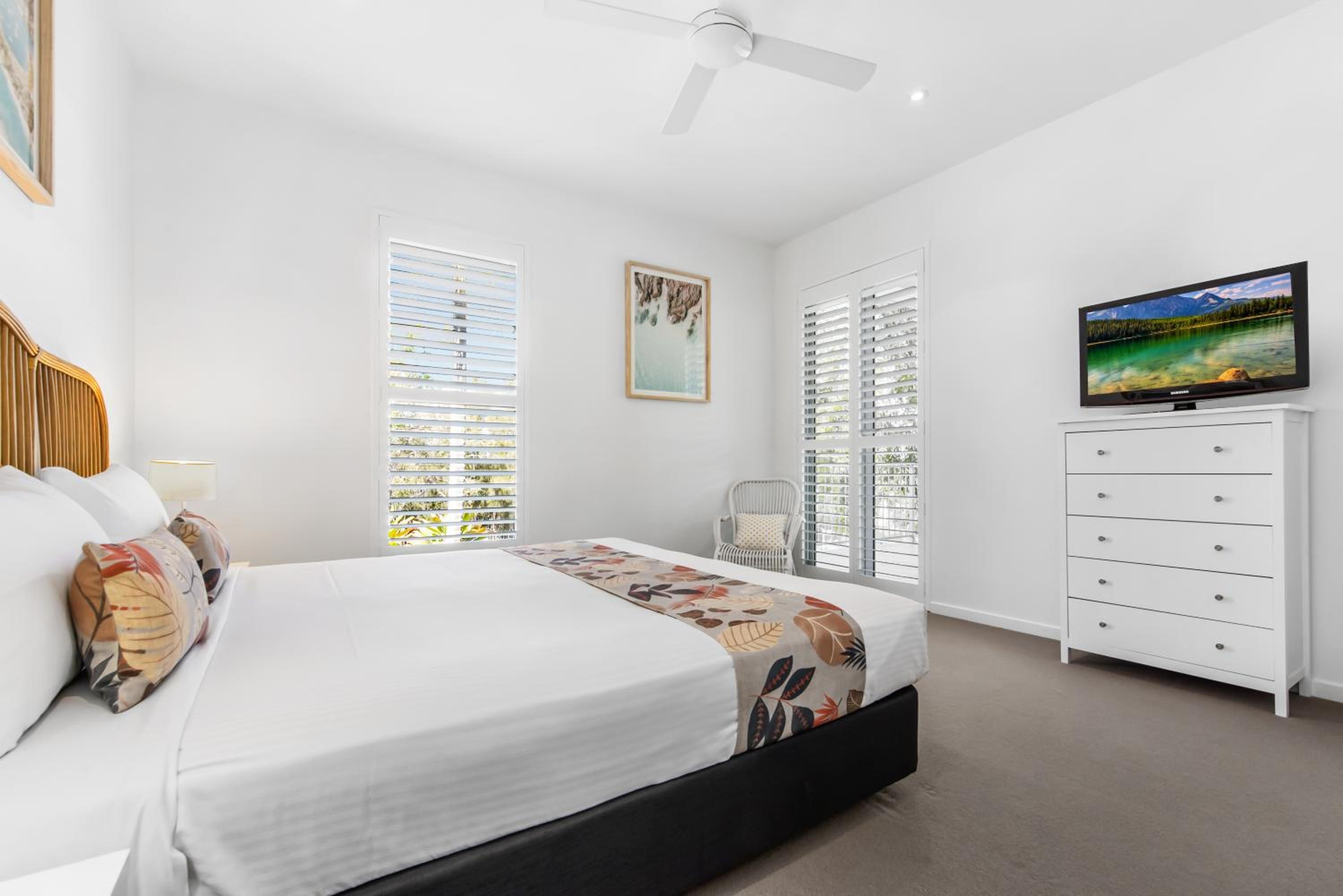 Two-Bedroom Apartment with Water View - Photo 12