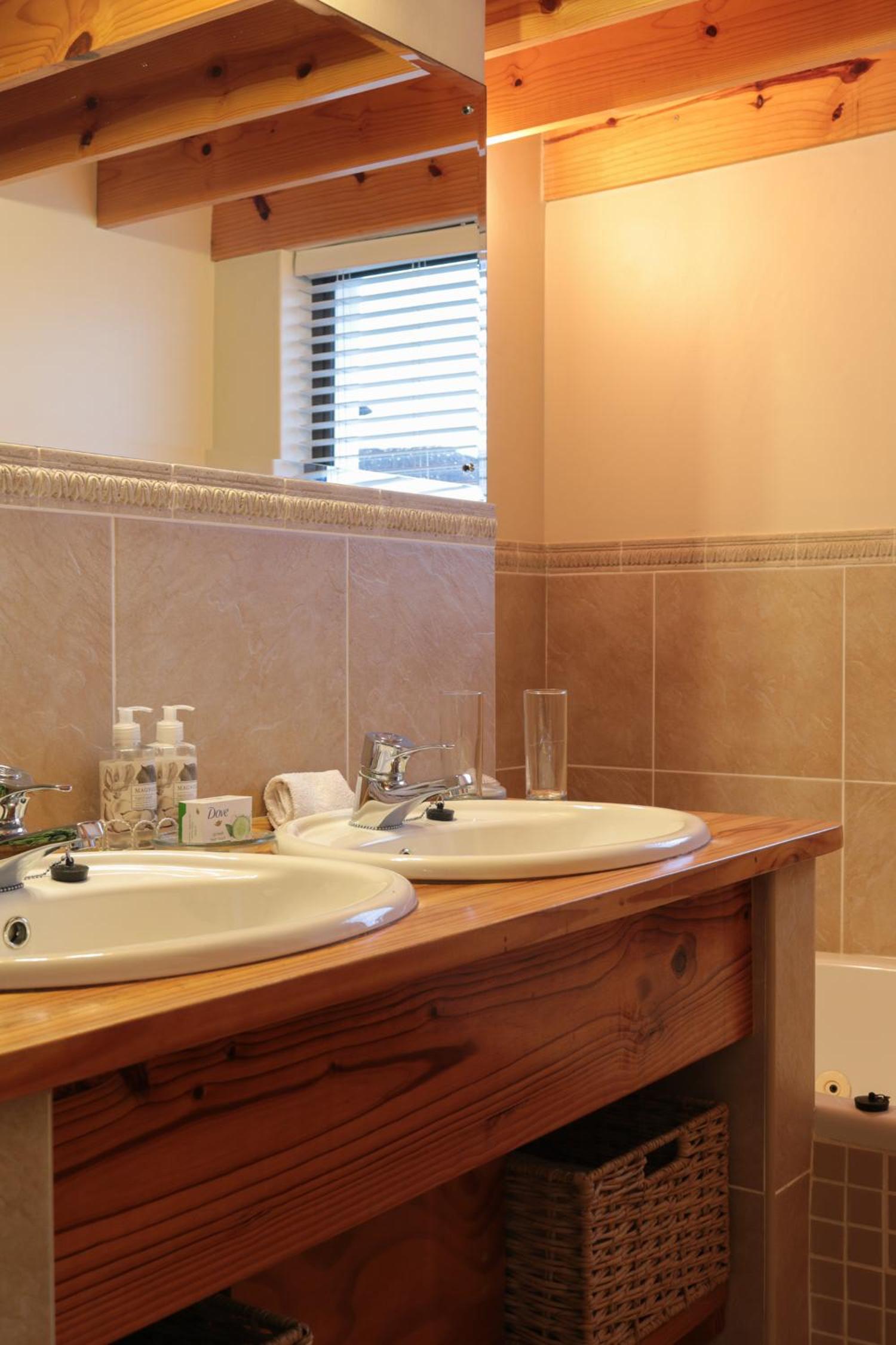 Deluxe King Room - Photo 8