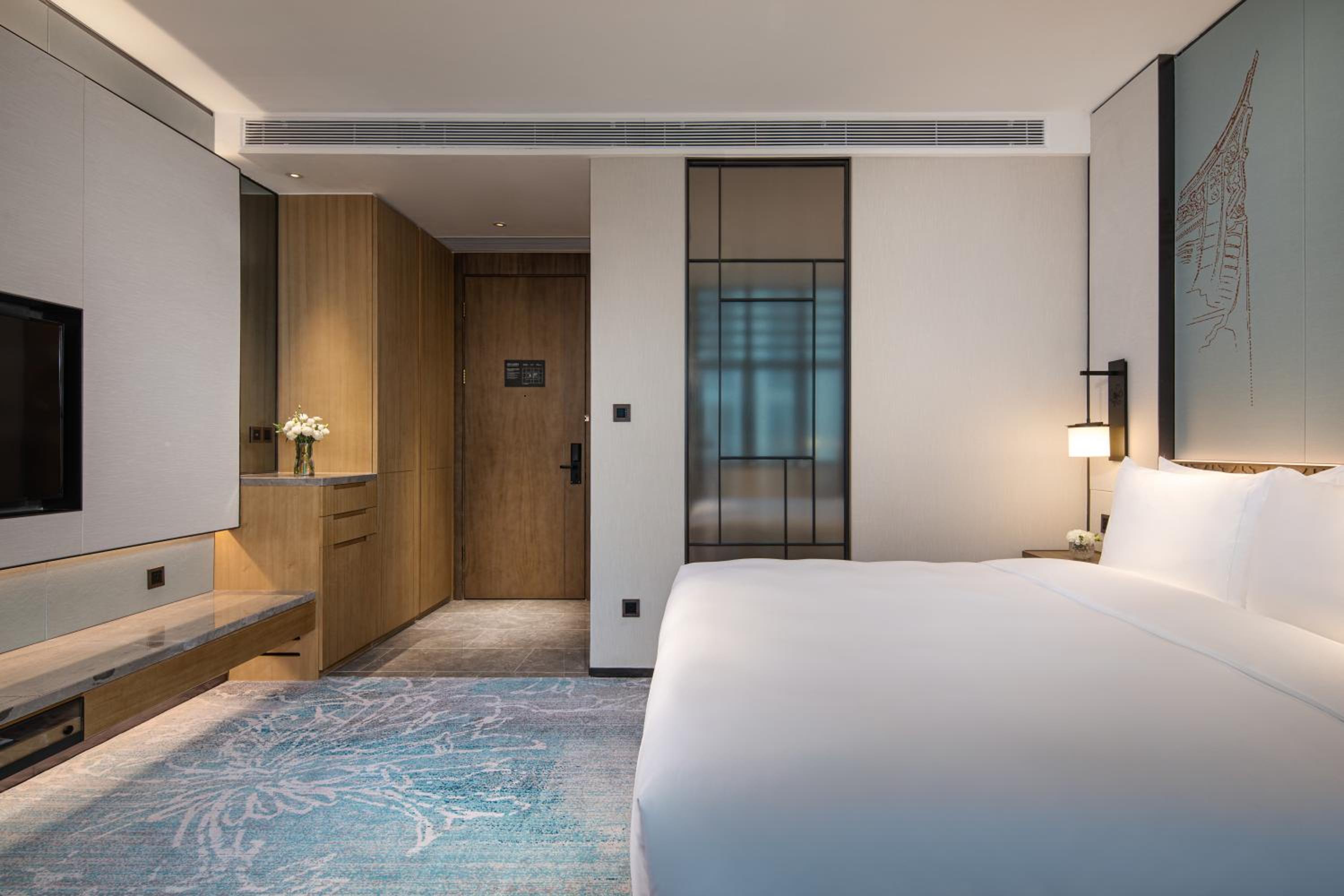 Superior Premier King Bed Room photo 3
