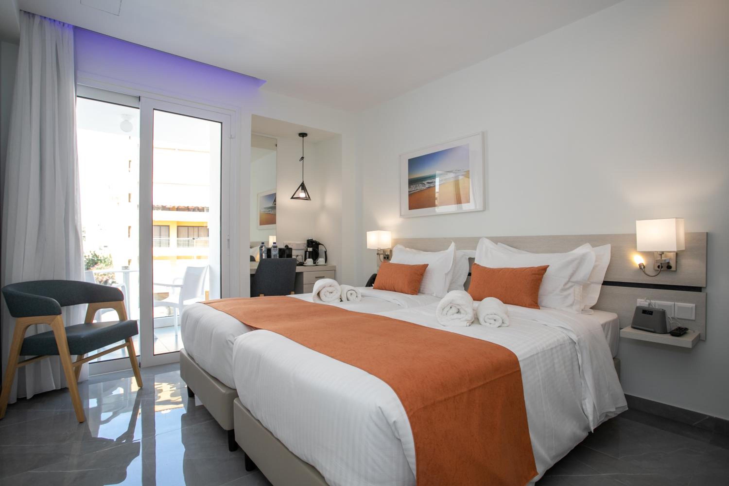 Triple Room with Two Single Beds and Sofa Bed - Non-Smoking - Photo 3