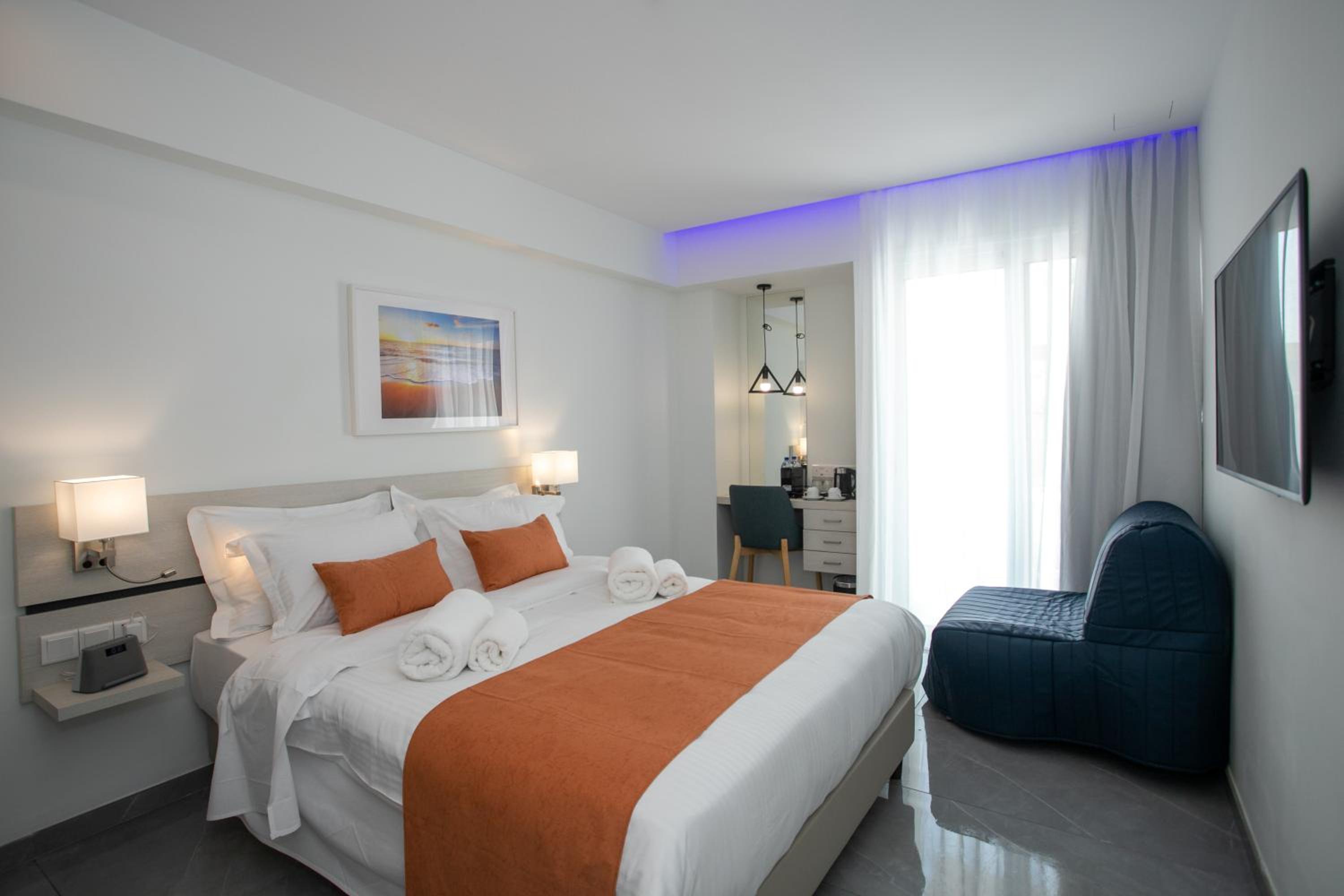 Triple Room with Queen Bed and Sofa Bed - Non-Smoking - Photo 7