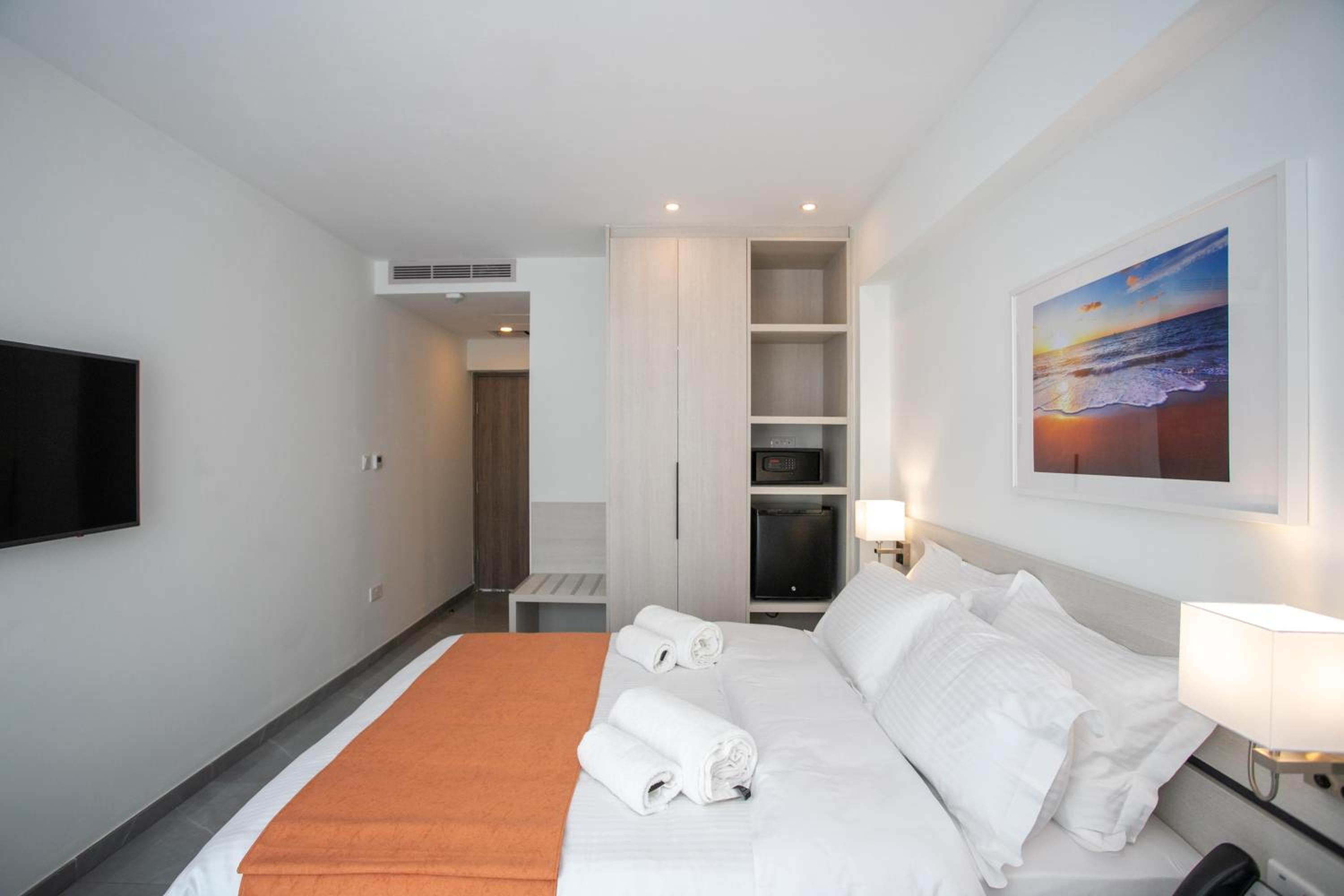 Triple Room with Queen Bed and Sofa Bed - Non-Smoking - Photo 9