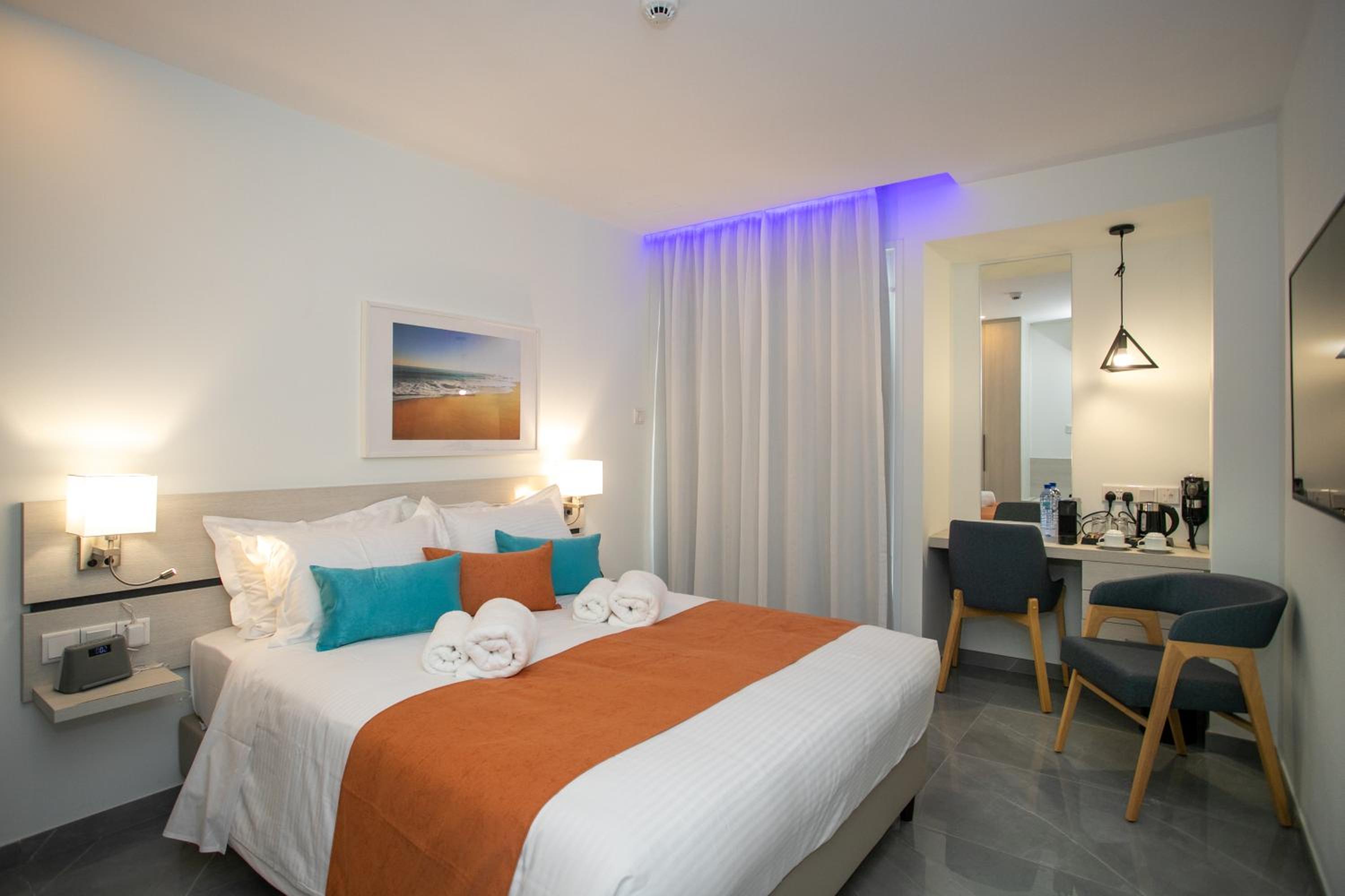 Triple Room with Queen Bed and Sofa Bed - Non-Smoking - Photo 6