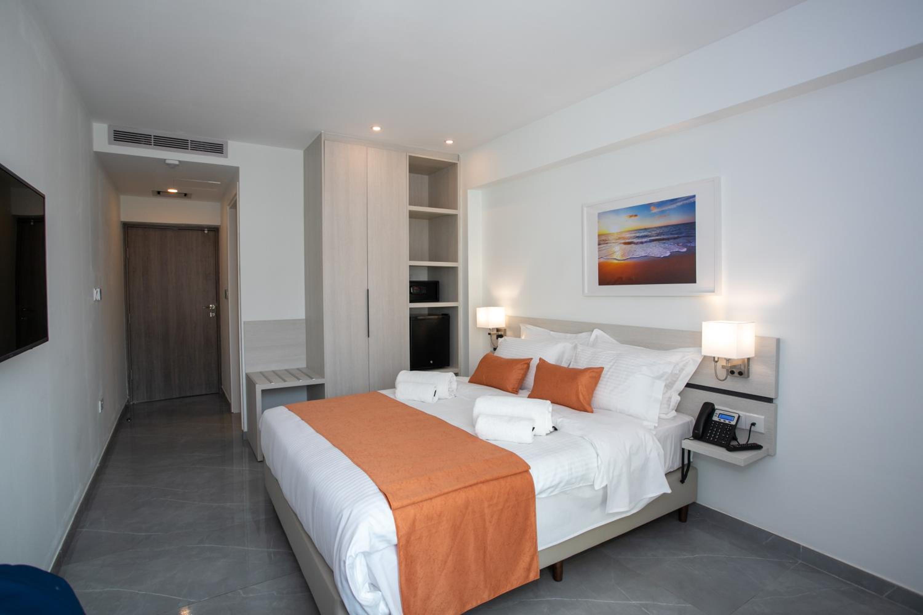 Triple Room with Queen Bed and Sofa Bed - Non-Smoking - Photo 4