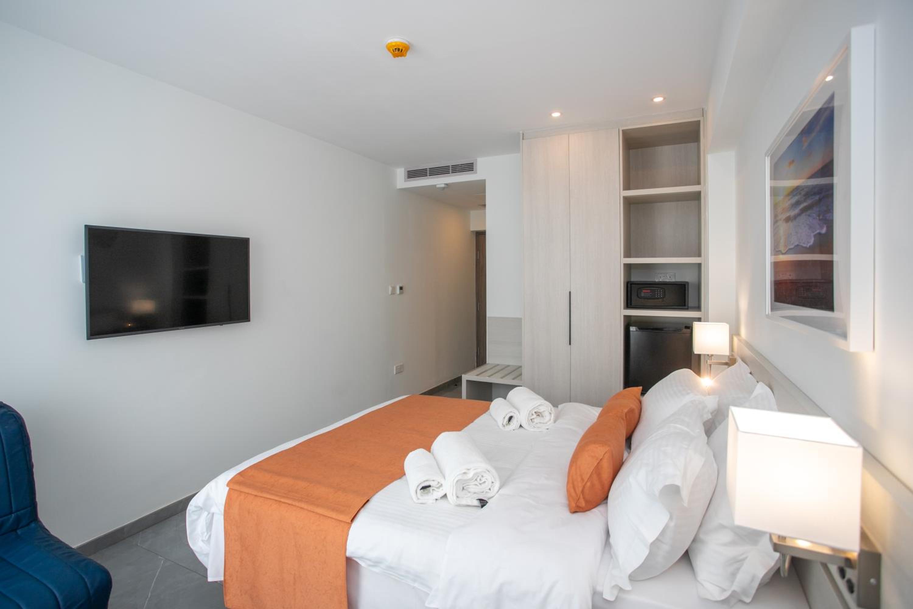 Triple Room with Queen Bed and Sofa Bed - Non-Smoking - Photo 12