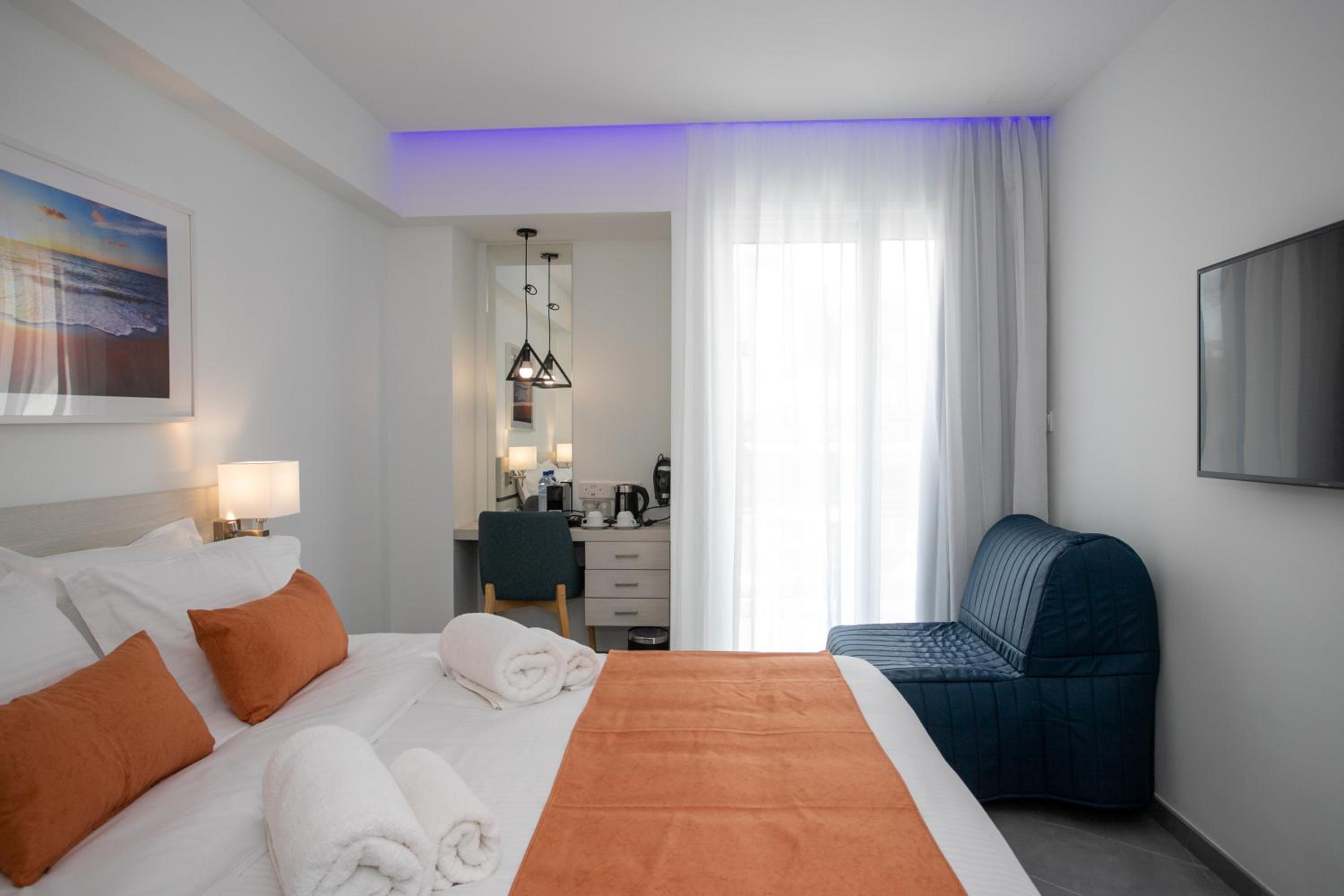 Triple Room with Queen Bed and Sofa Bed - Non-Smoking - Photo 3
