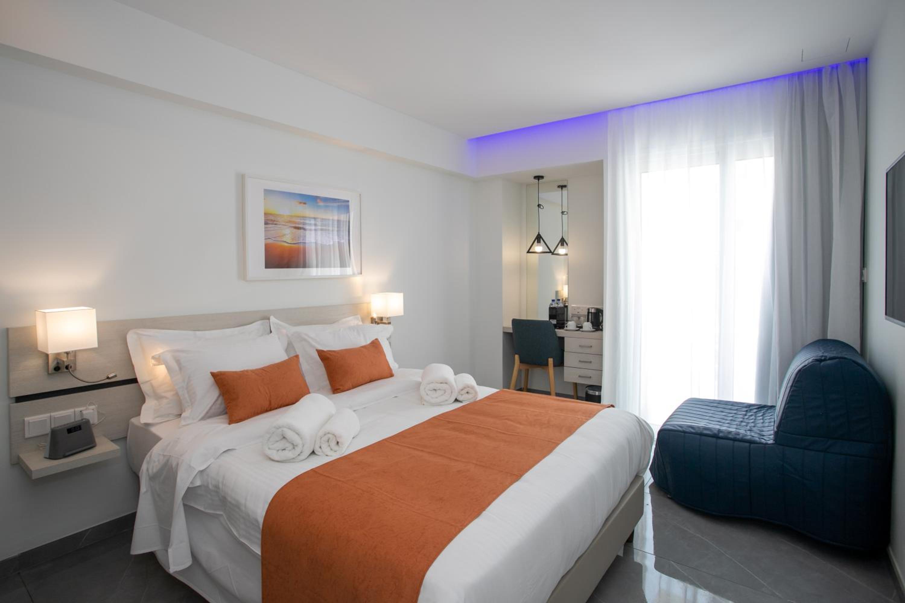 Triple Room with Queen Bed and Sofa Bed - Non-Smoking - Photo 11