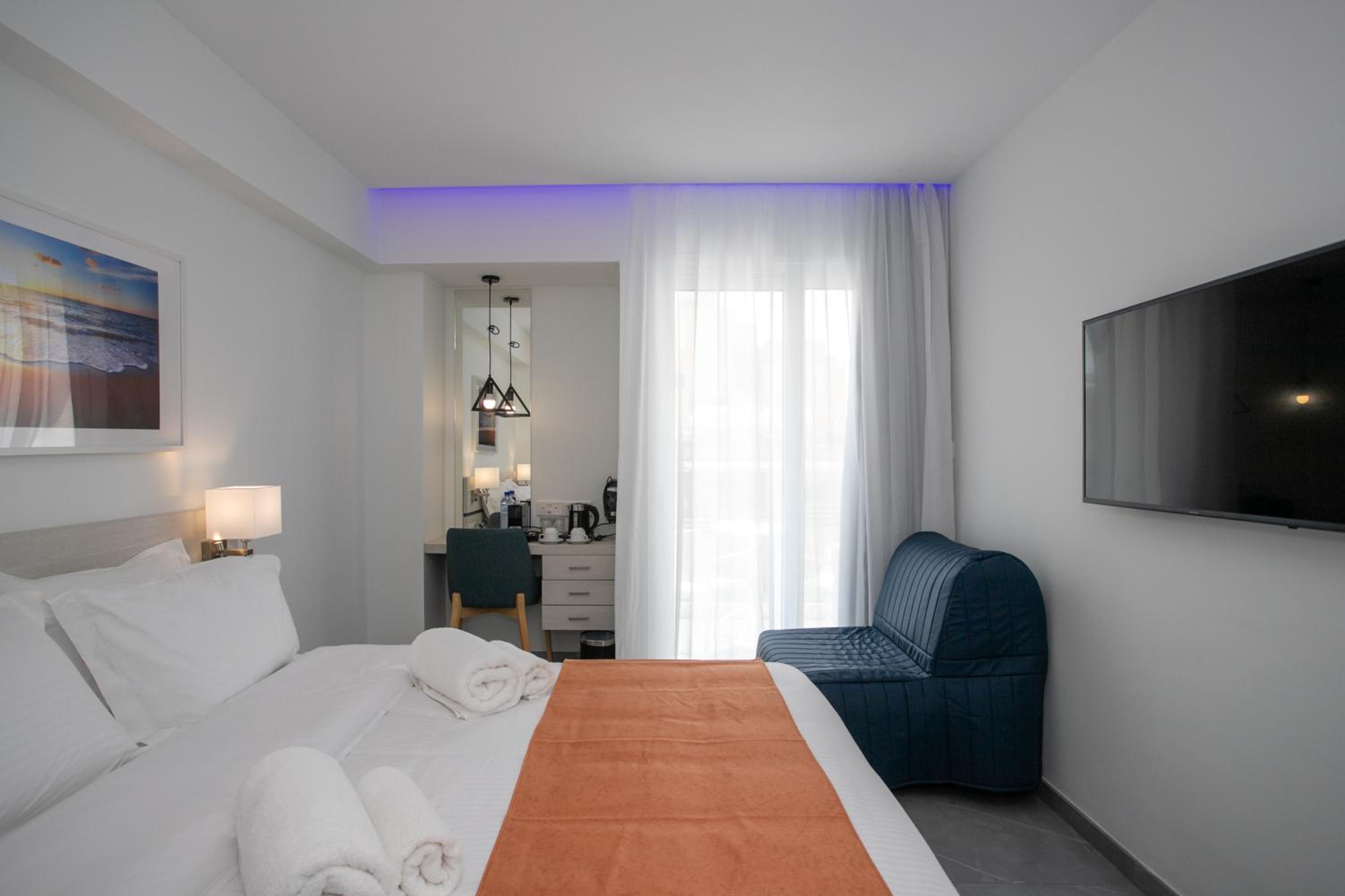 Triple Room with Queen Bed and Sofa Bed - Non-Smoking - Photo 10