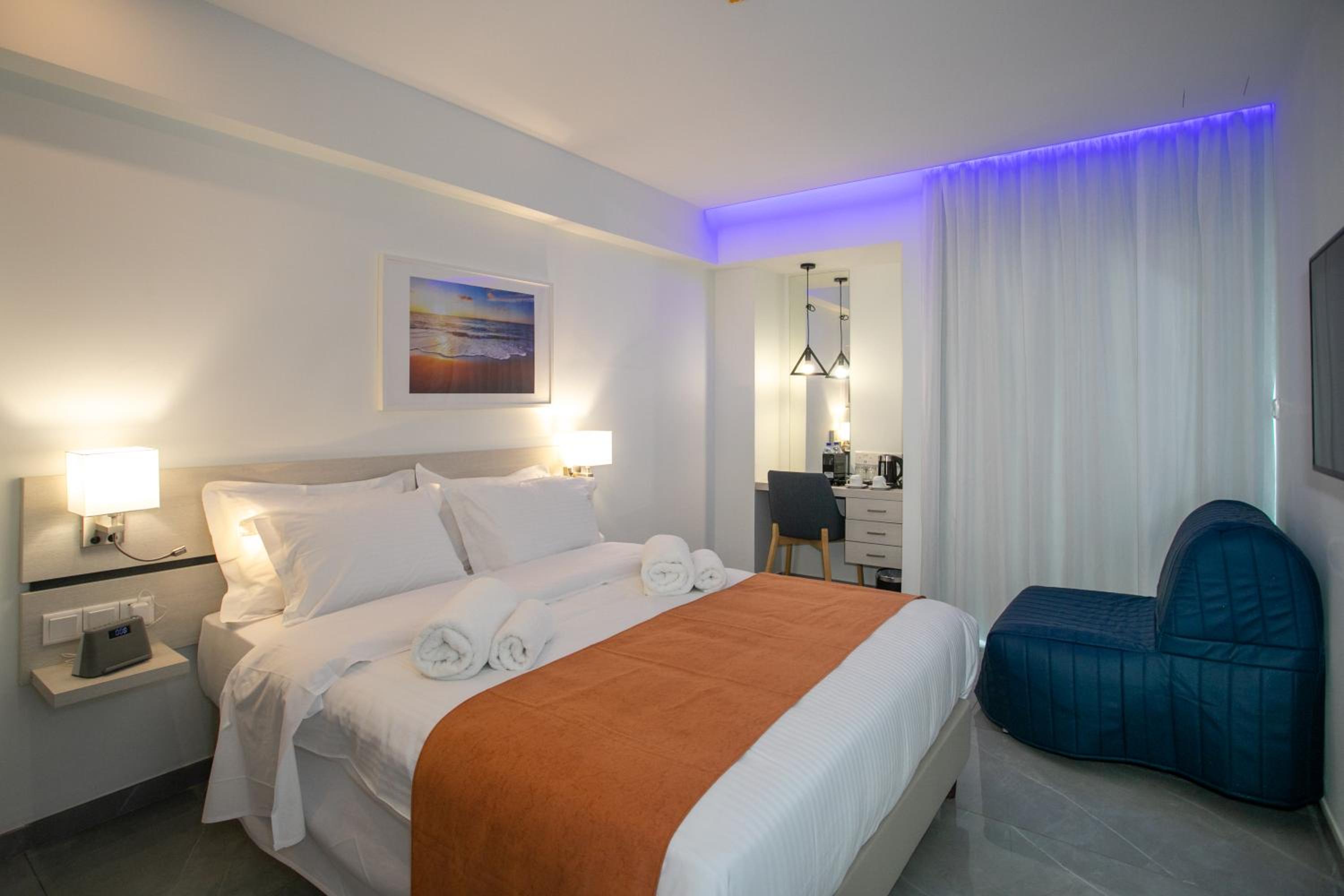 Triple Room with Queen Bed and Sofa Bed - Non-Smoking - Photo 8