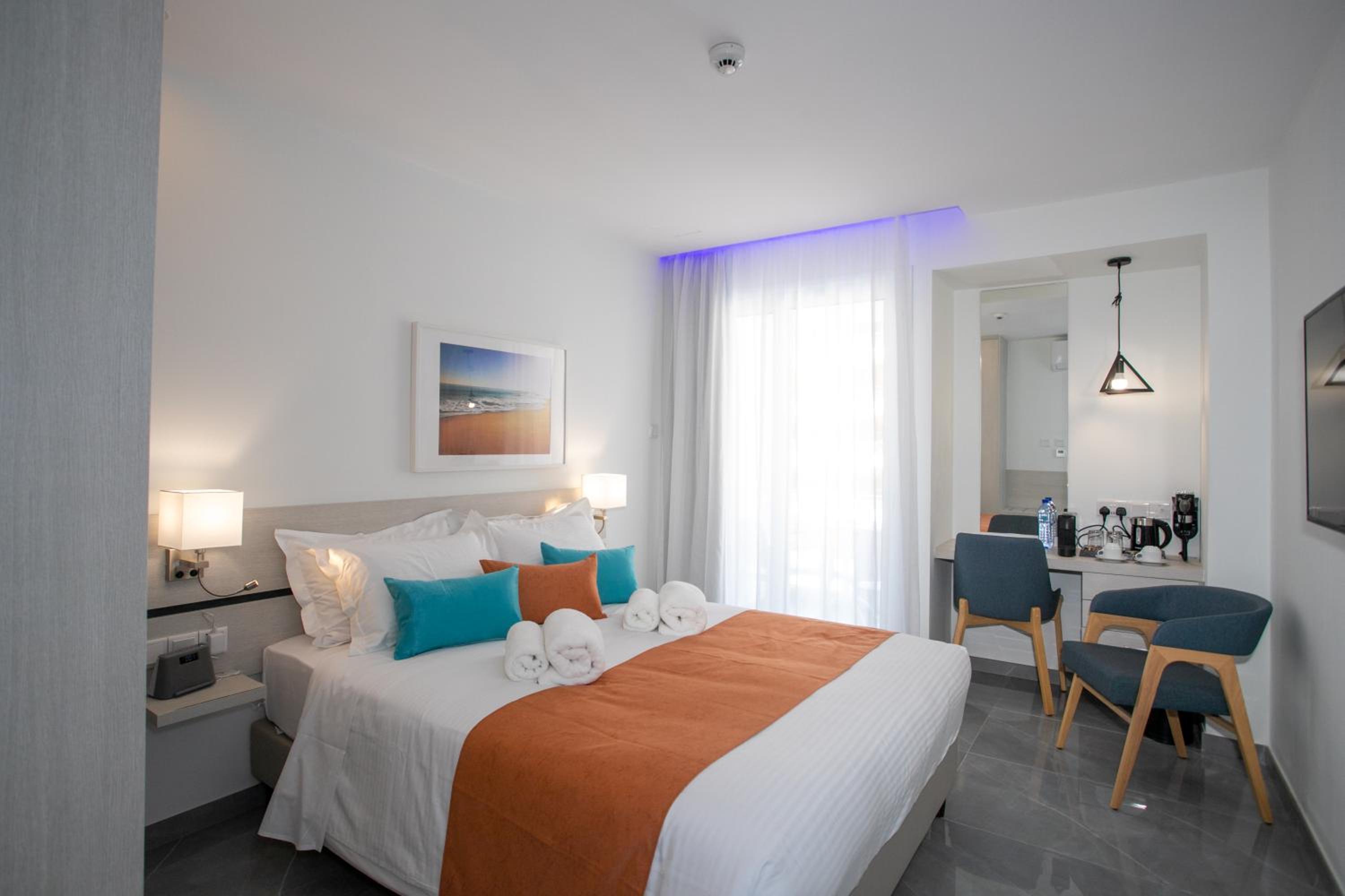 Queen Room with Queen Bed - Non-Smoking - Photo 5