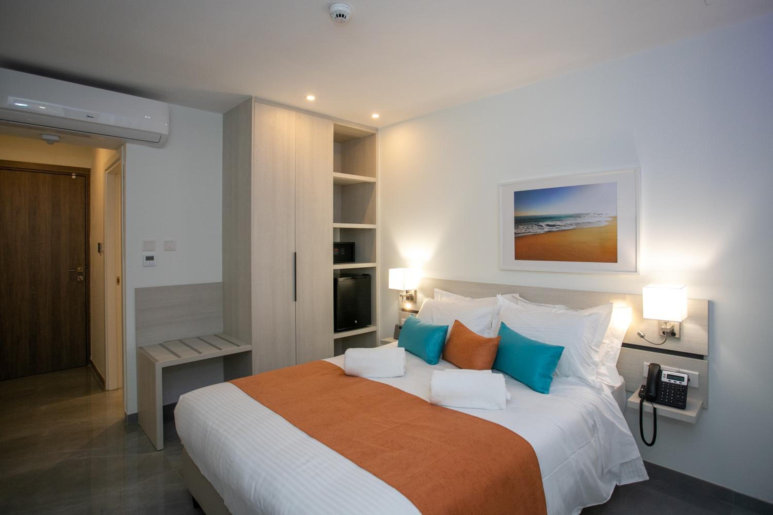 Queen Room with Queen Bed - Non-Smoking - Photo 11