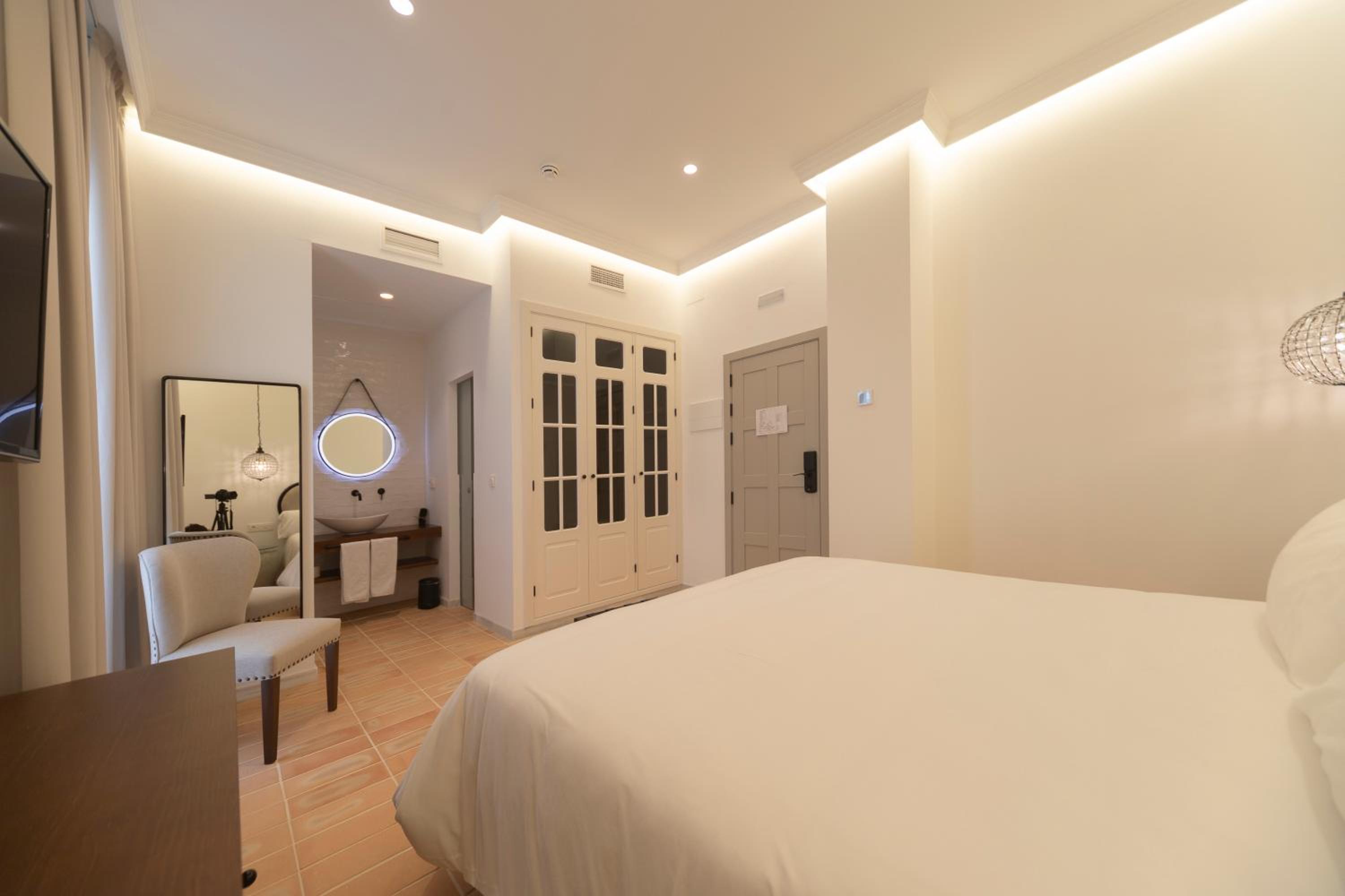Deluxe Room - Photo 16