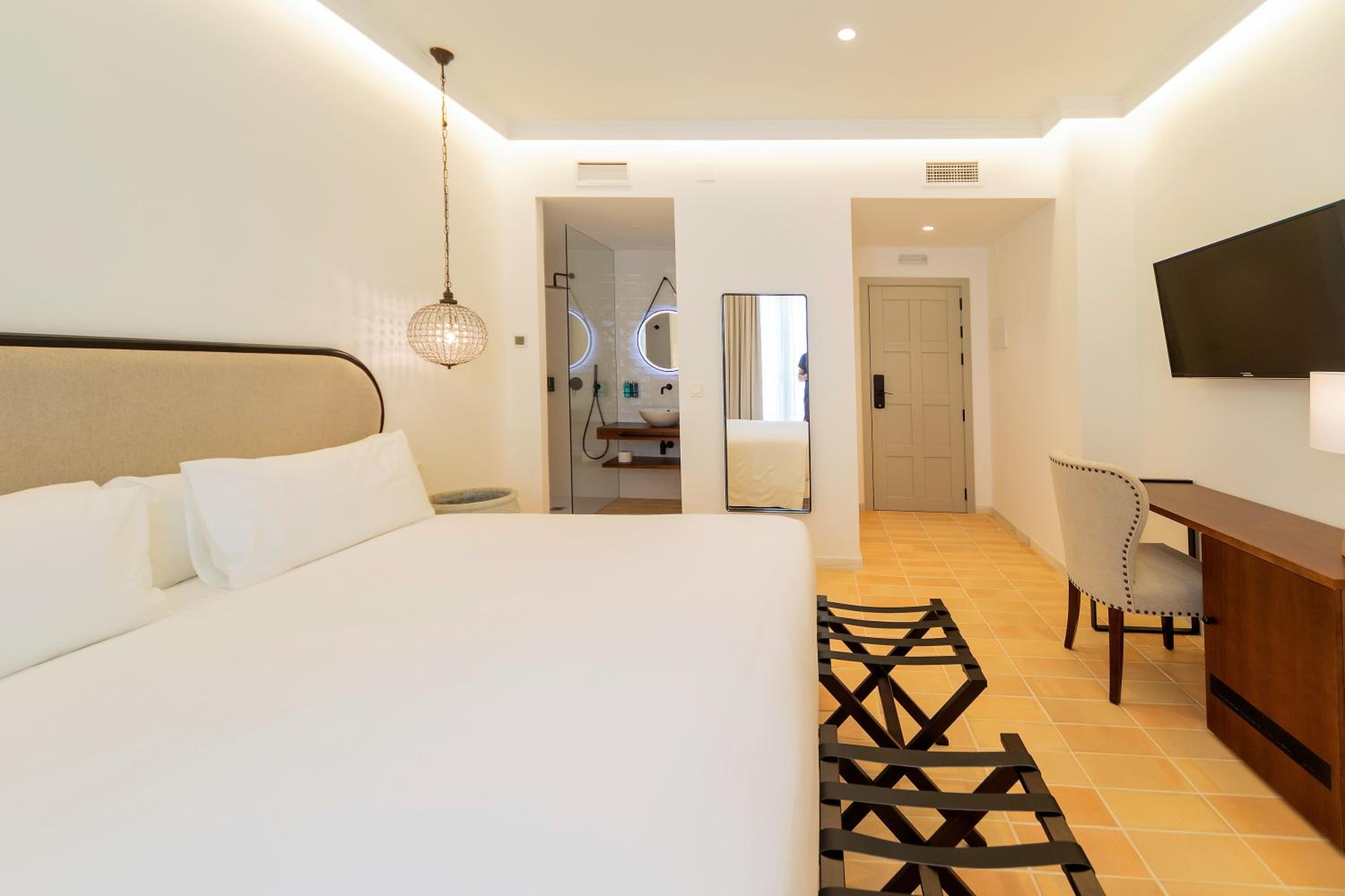 Deluxe Room - Photo 14