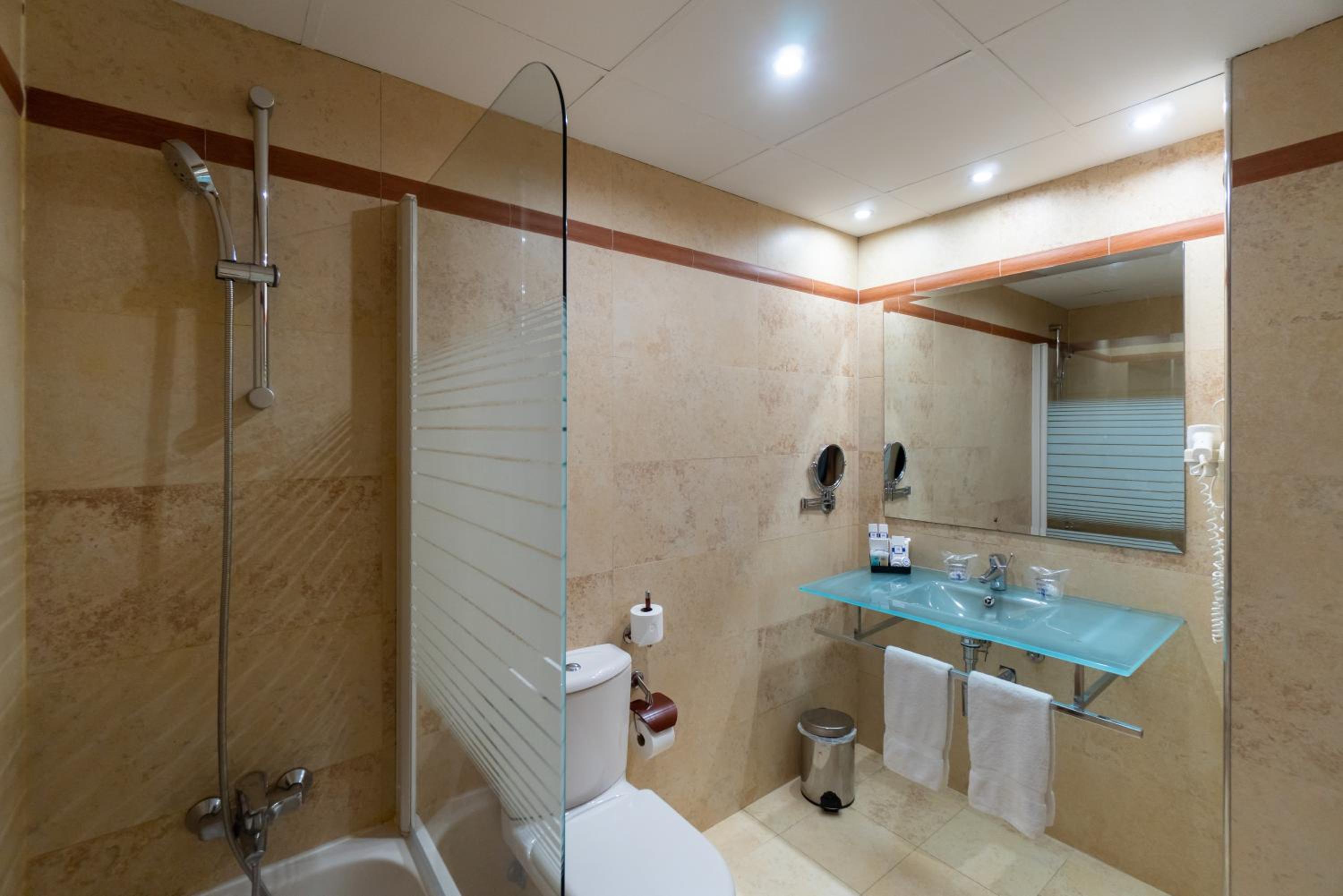 Standard Double or Twin Room - Photo 4