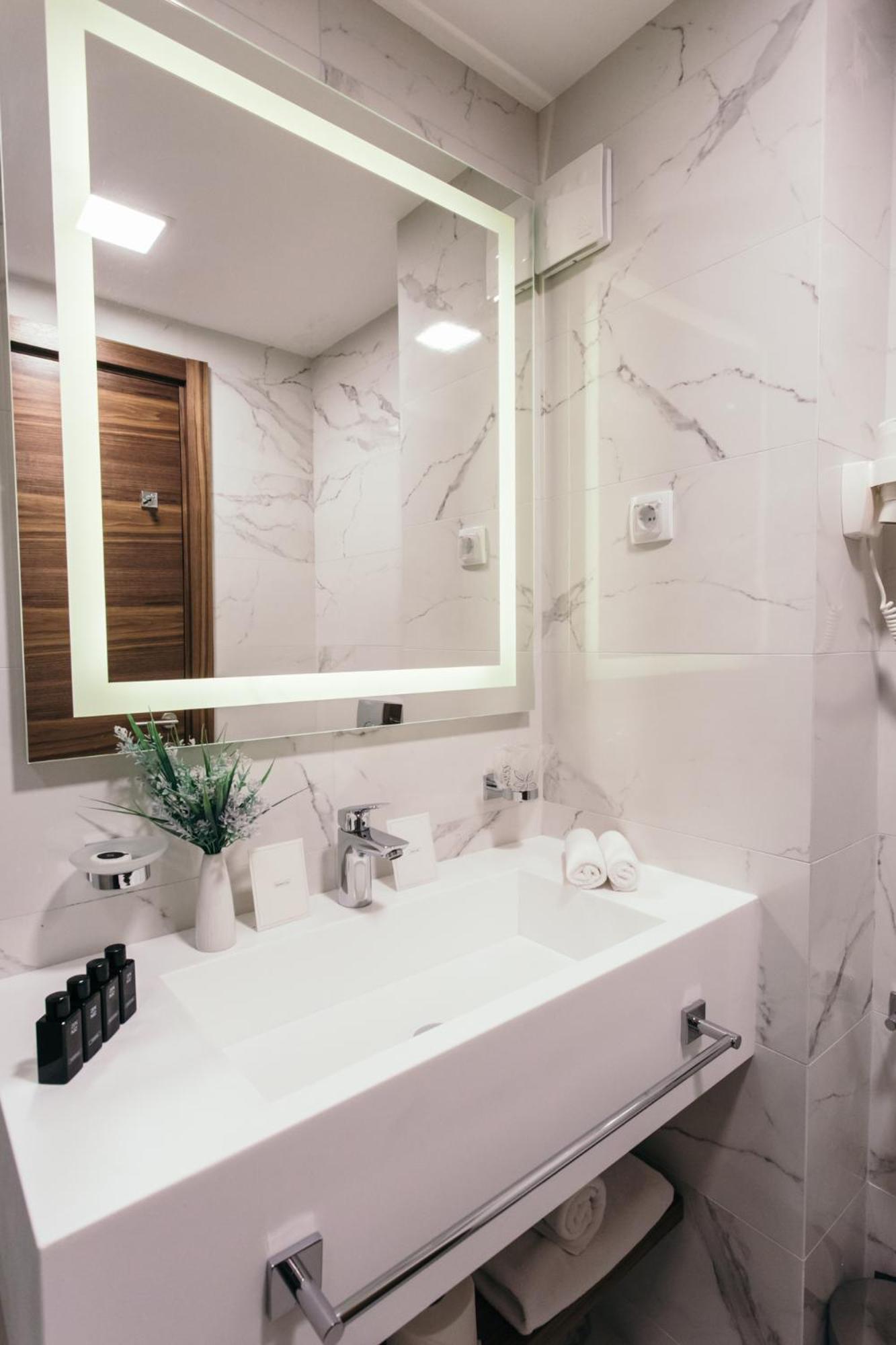 Special Offer - Standard Double Room with Free Parking - Photo 2