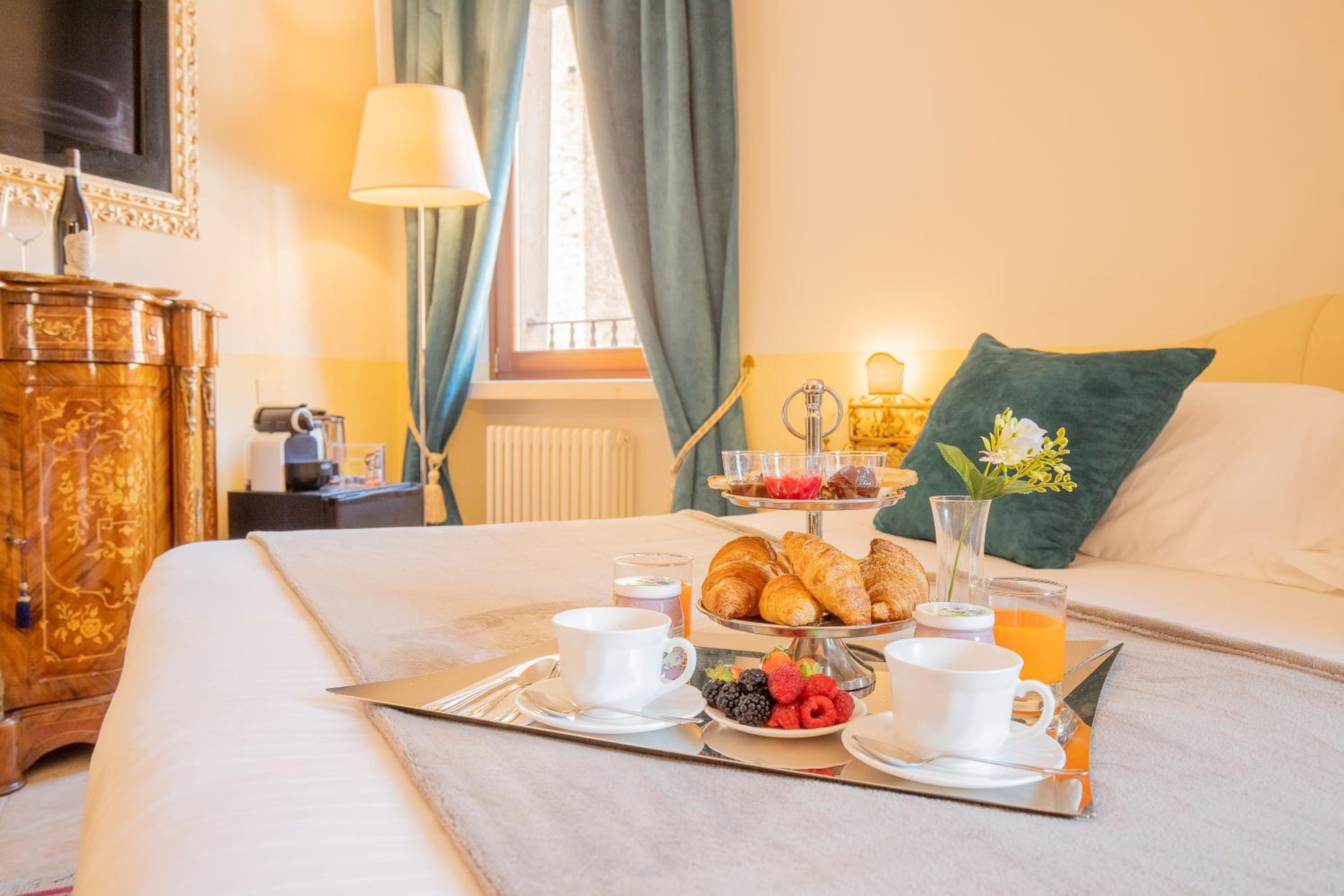 Grand Deluxe King Room with Castle View - Photo 7