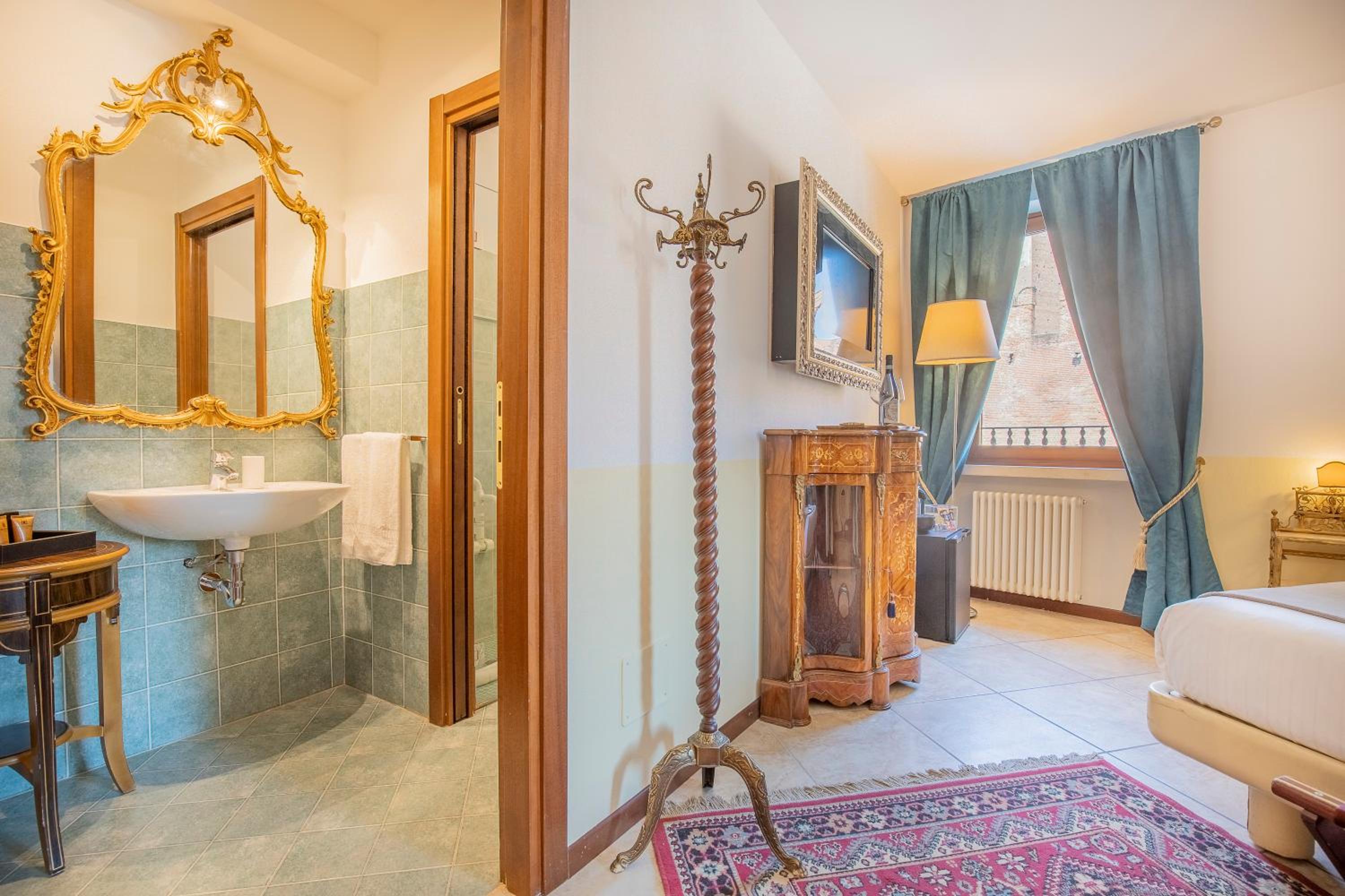 Grand Deluxe King Room with Castle View - Photo 6