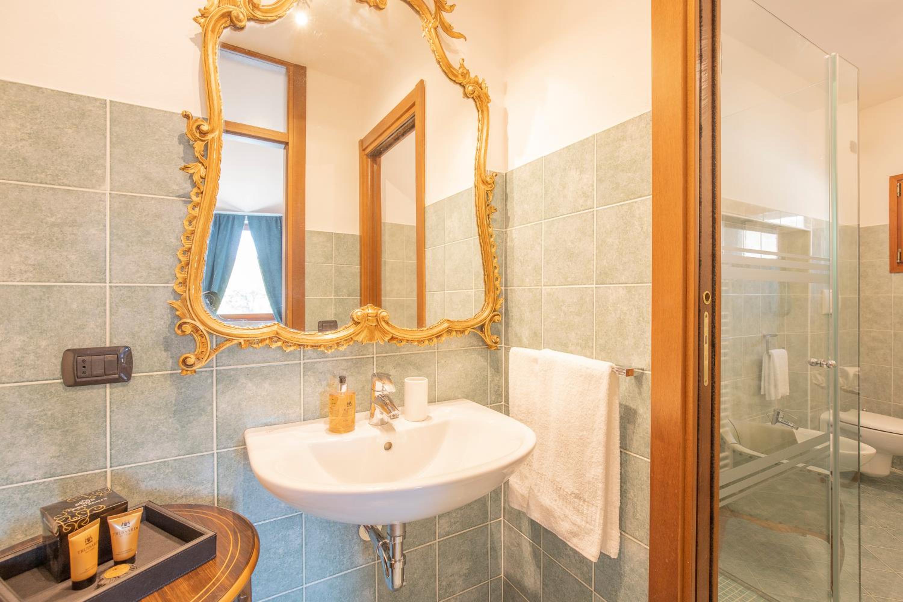 Grand Deluxe King Room with Castle View - Photo 2