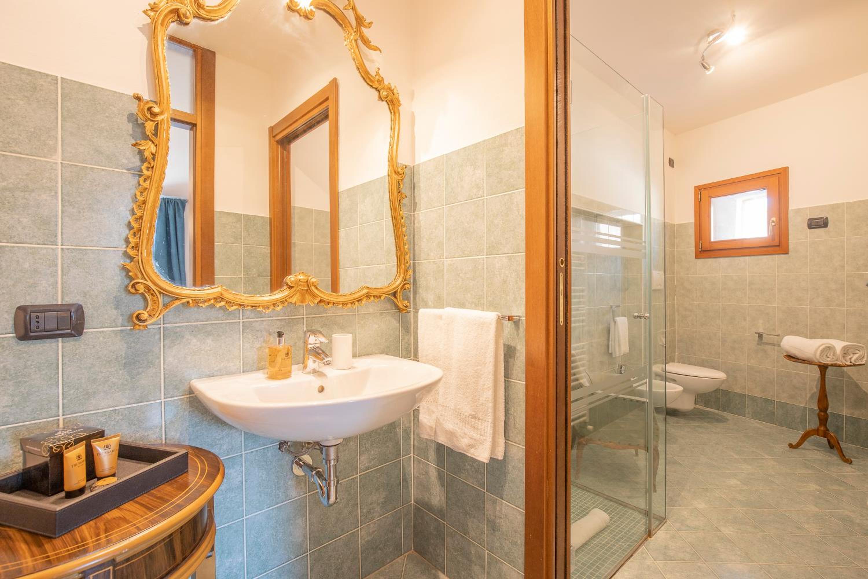 Grand Deluxe King Room with Castle View - Photo 17