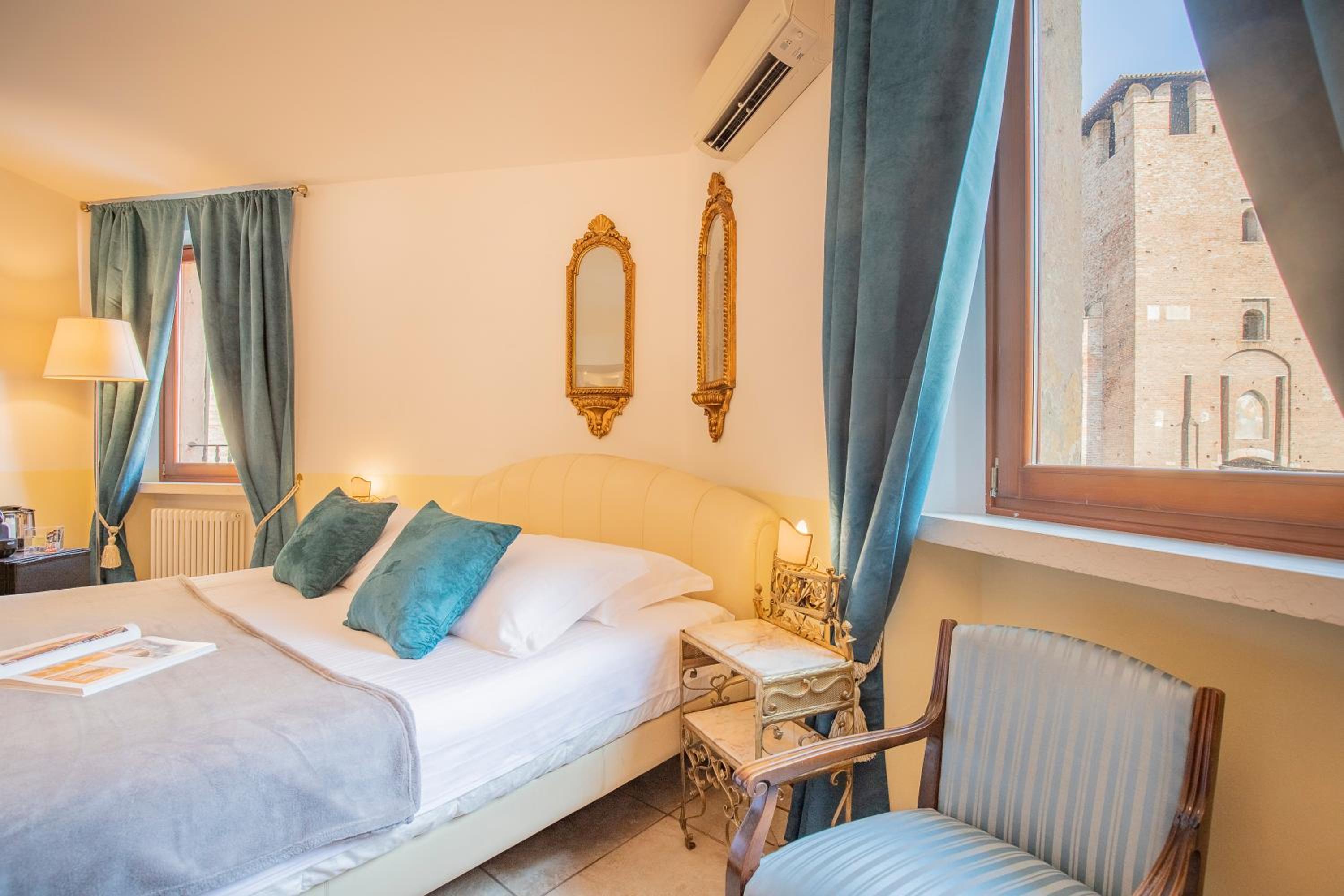 Grand Deluxe King Room with Castle View - Photo 9
