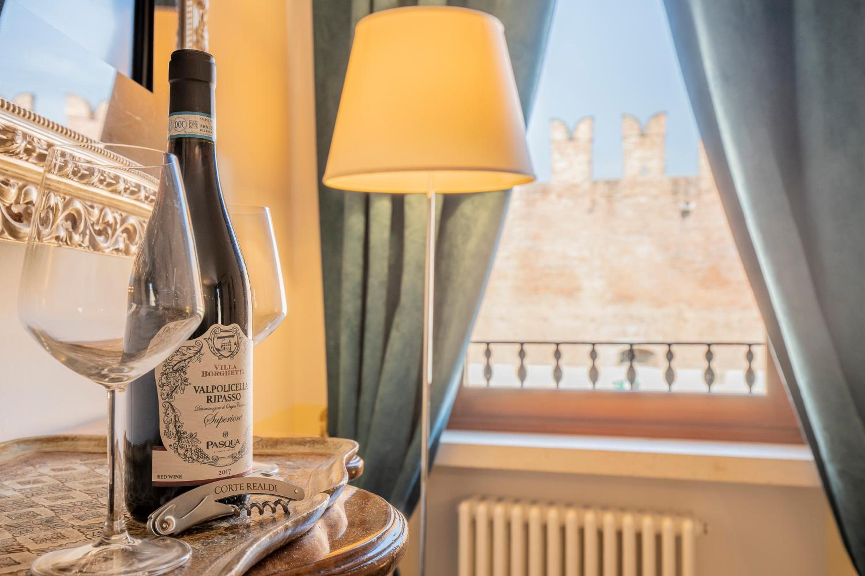 Grand Deluxe King Room with Castle View - Photo 14