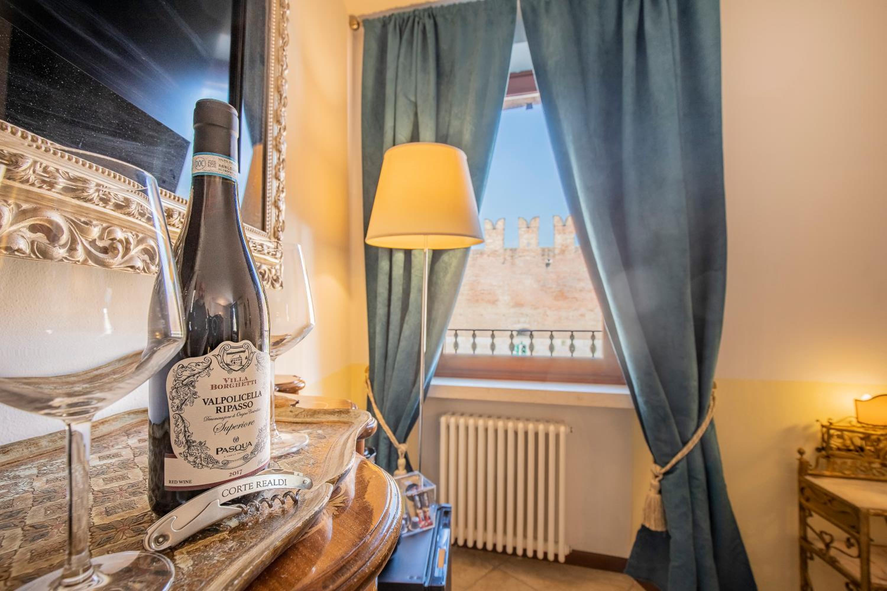 Grand Deluxe King Room with Castle View - Photo 12