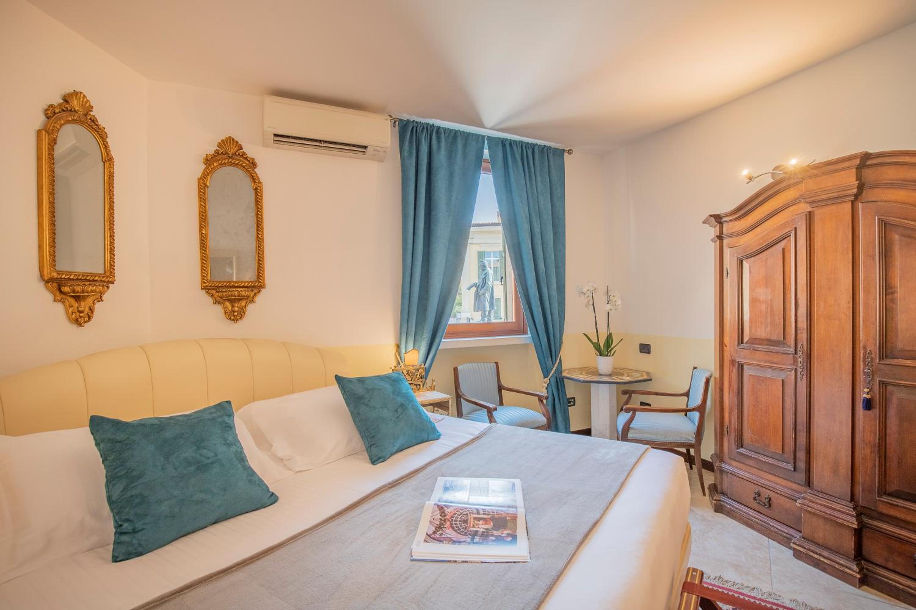 Grand Deluxe King Room with Castle View - Photo 13