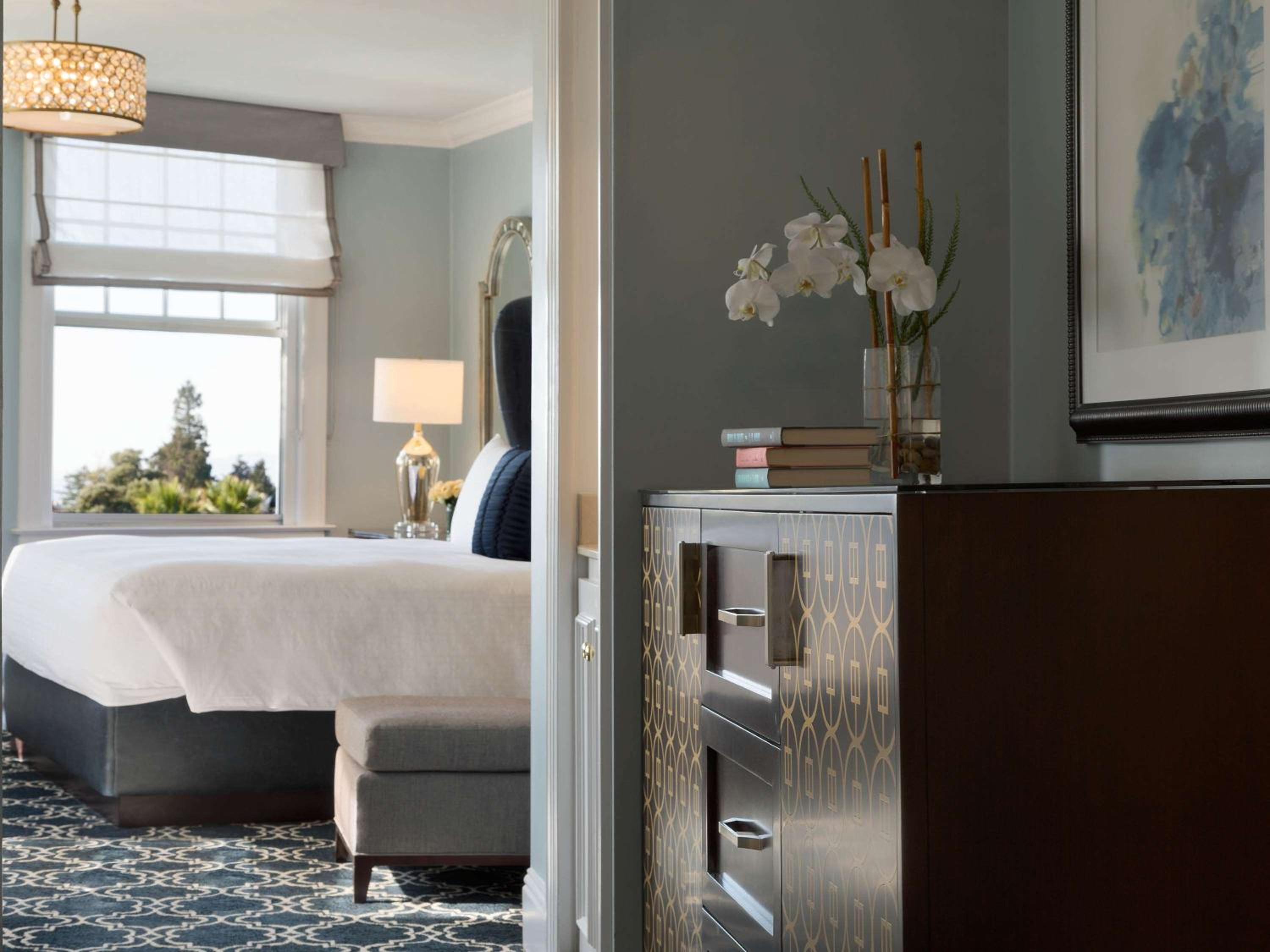 Deluxe King Room with Bay View - Photo 3