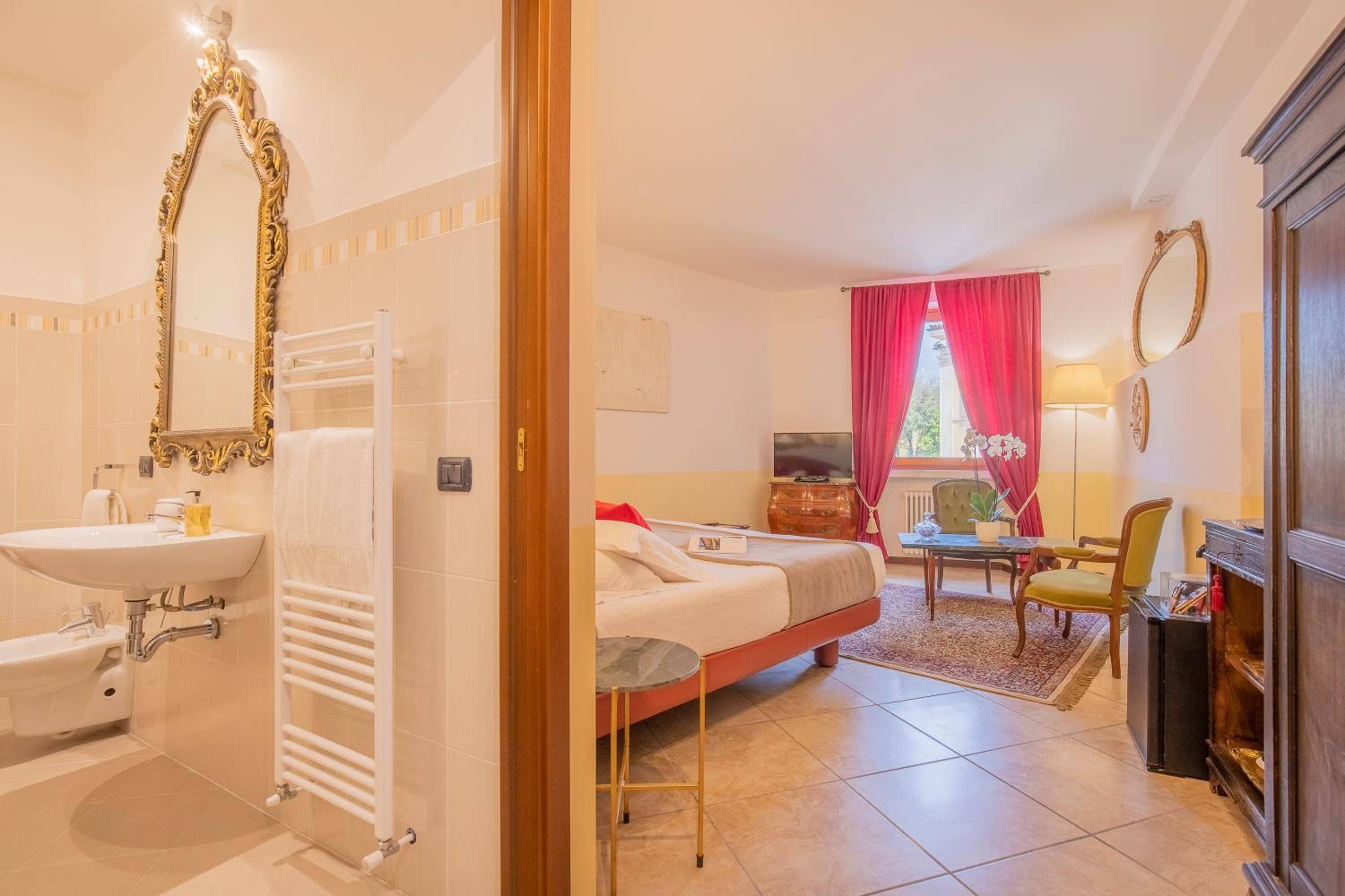 Deluxe King Room with Castle View - Photo 6