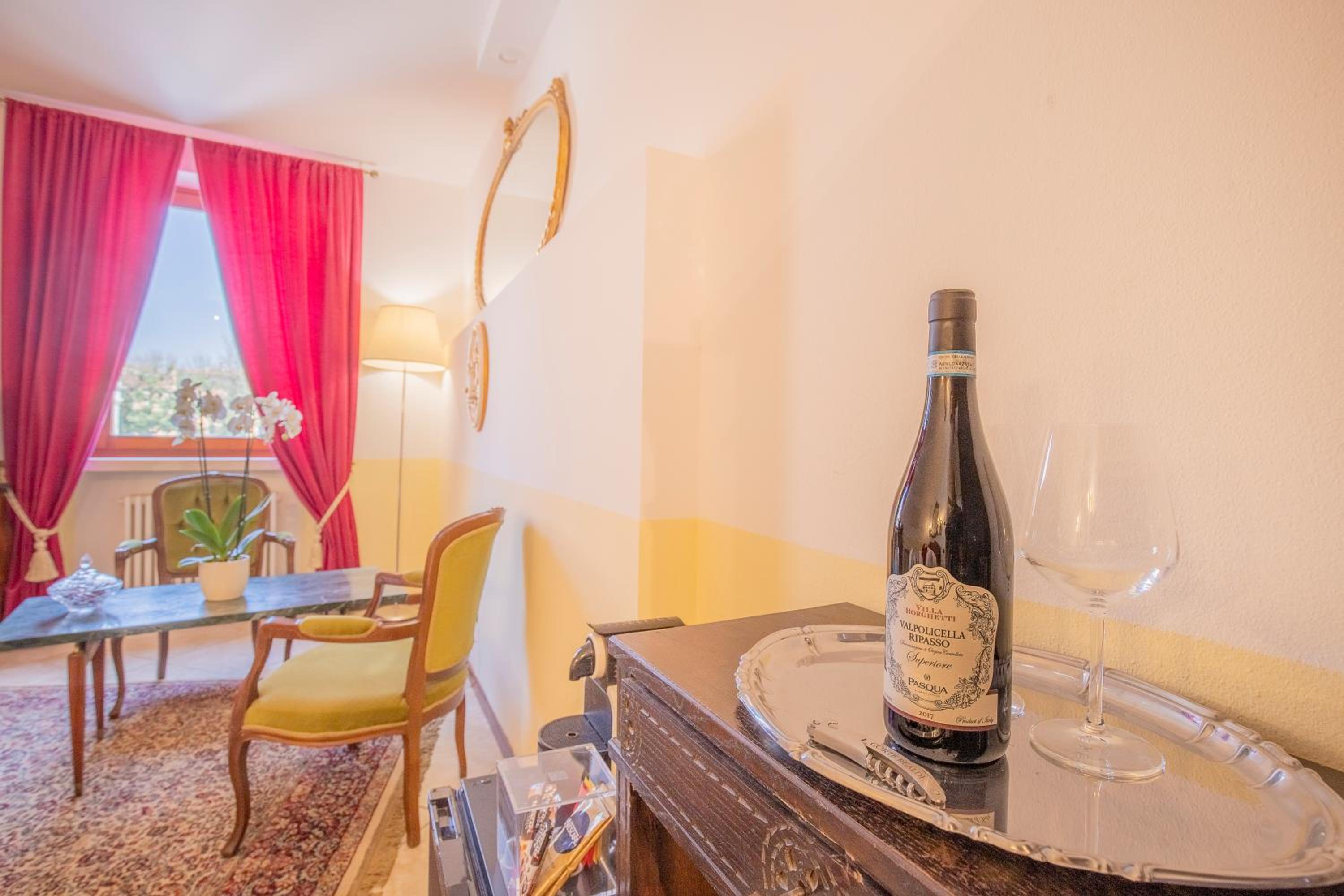 Deluxe King Room with Castle View - Photo 5