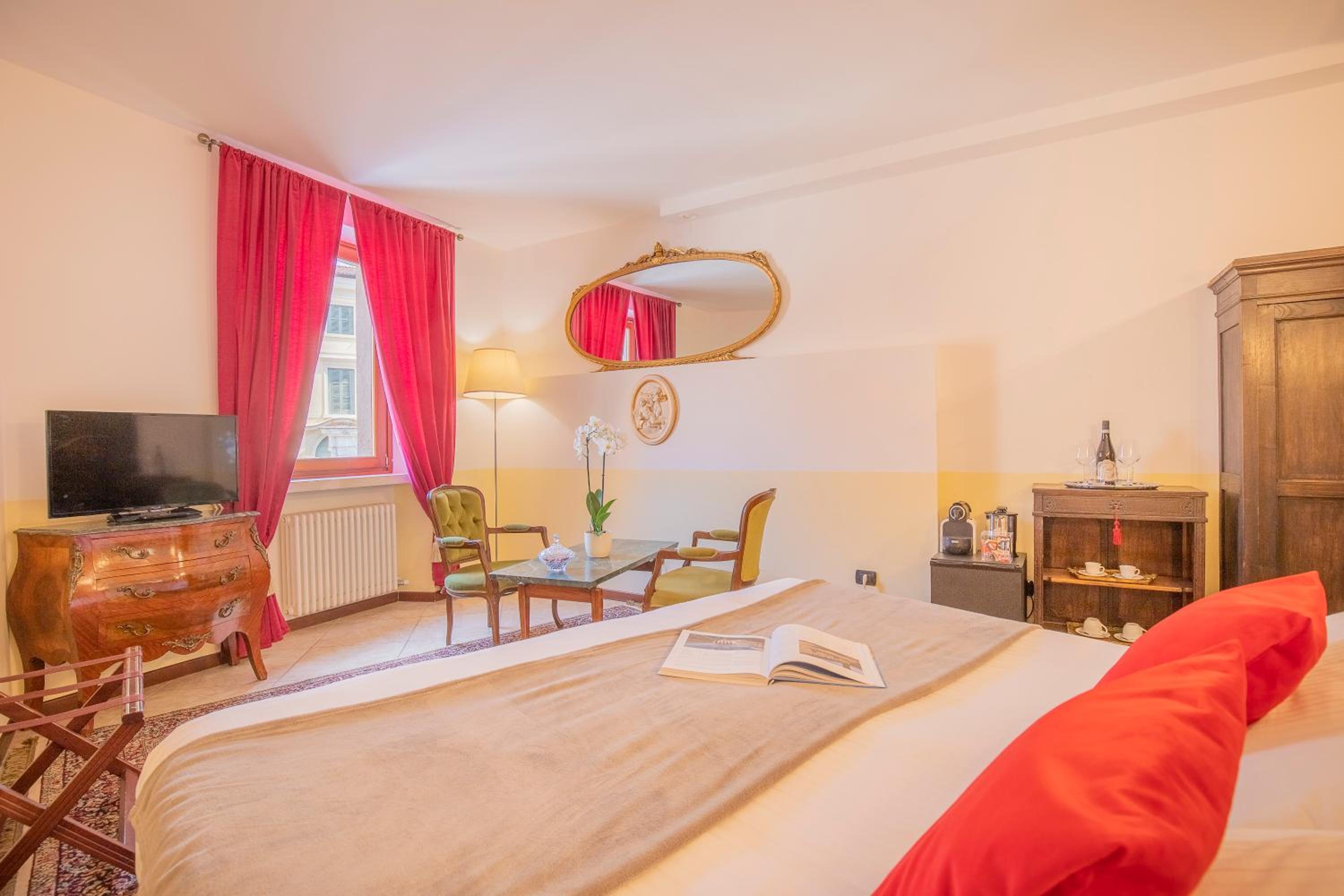 Deluxe King Room with Castle View - Photo 14