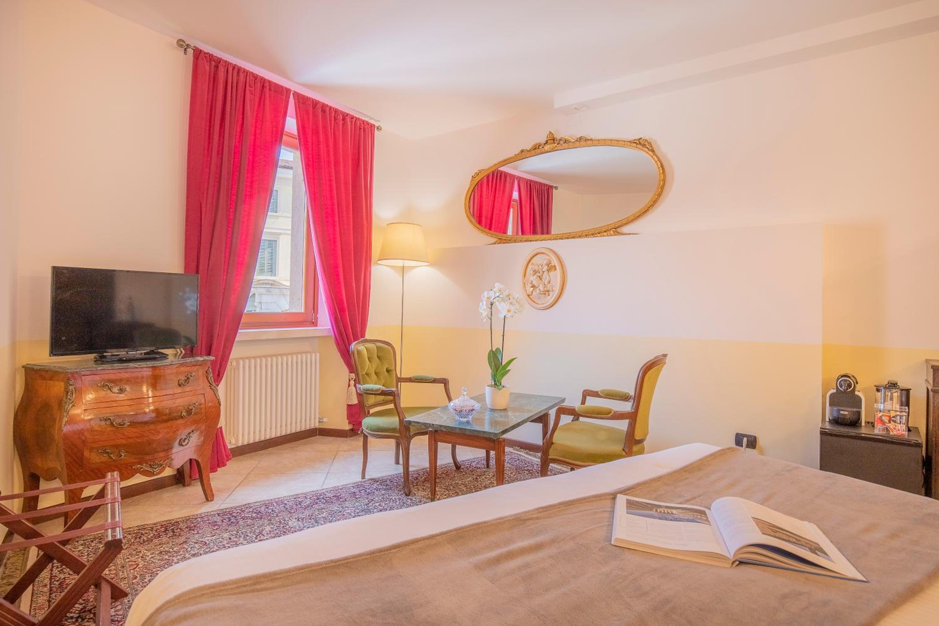 Deluxe King Room with Castle View - Photo 8
