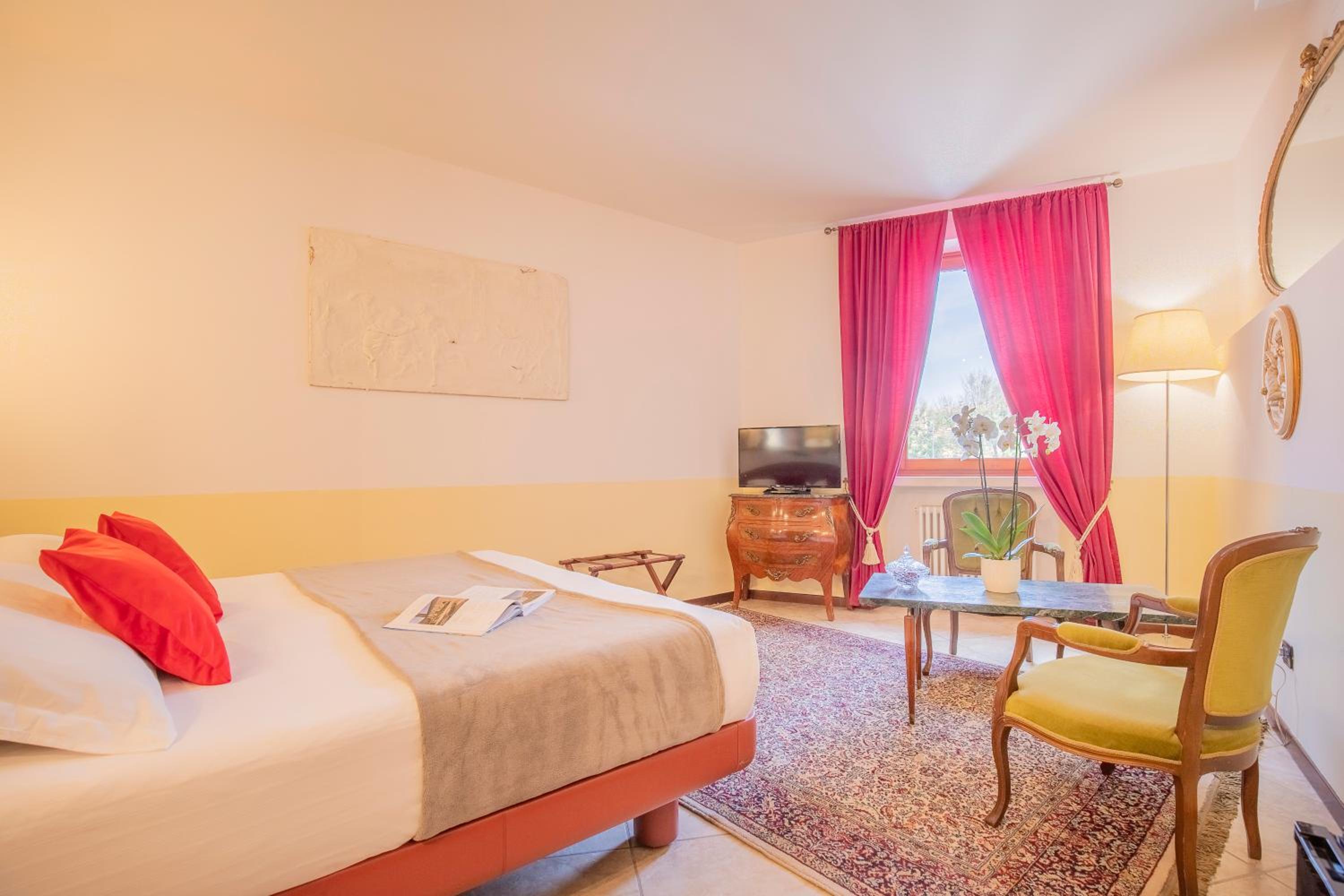Deluxe King Room with Castle View - Photo 9