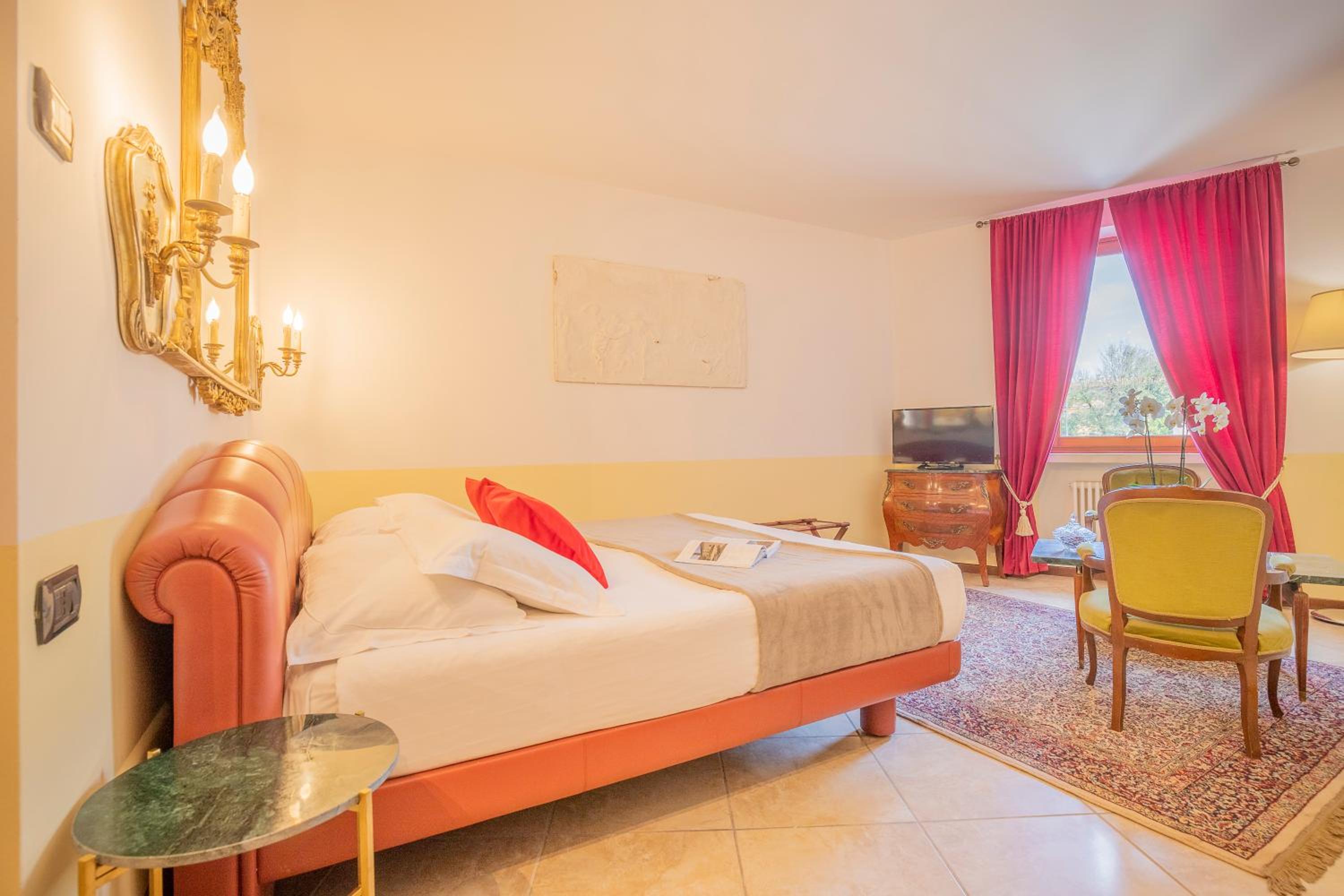 Deluxe King Room with Castle View - Photo 11
