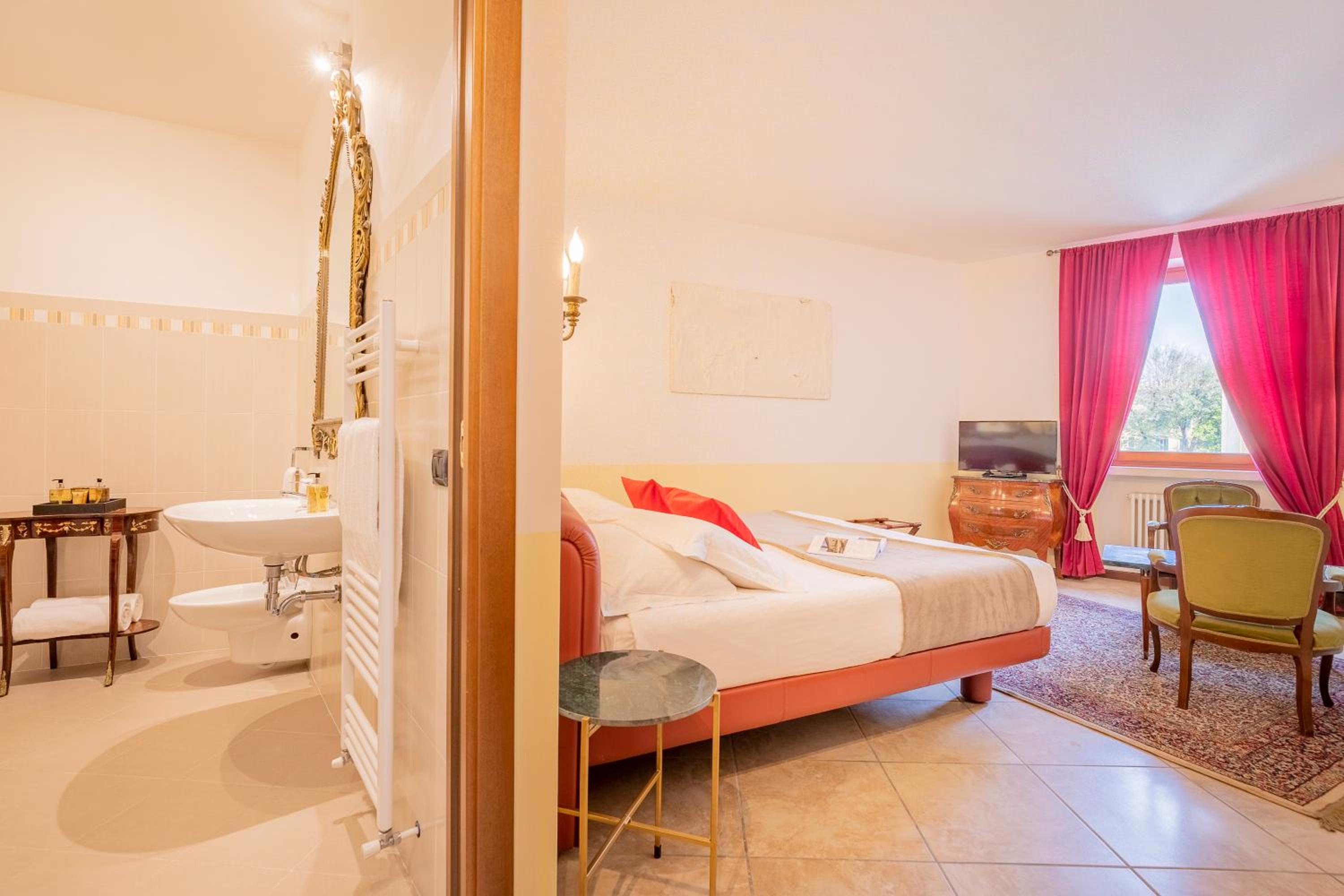 Deluxe King Room with Castle View - Photo 7