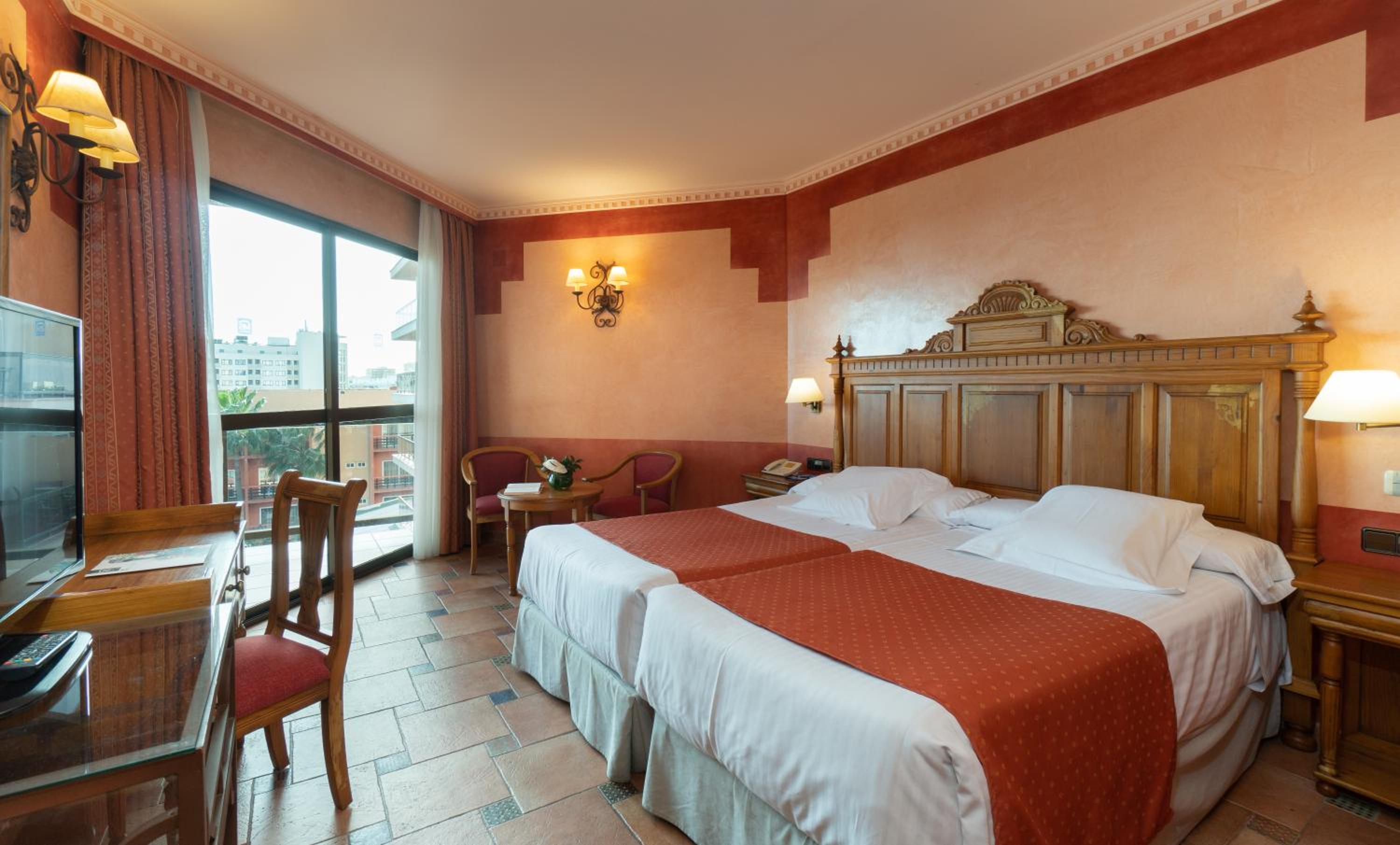 Double or Twin Room with Partial Sea View - Photo 2