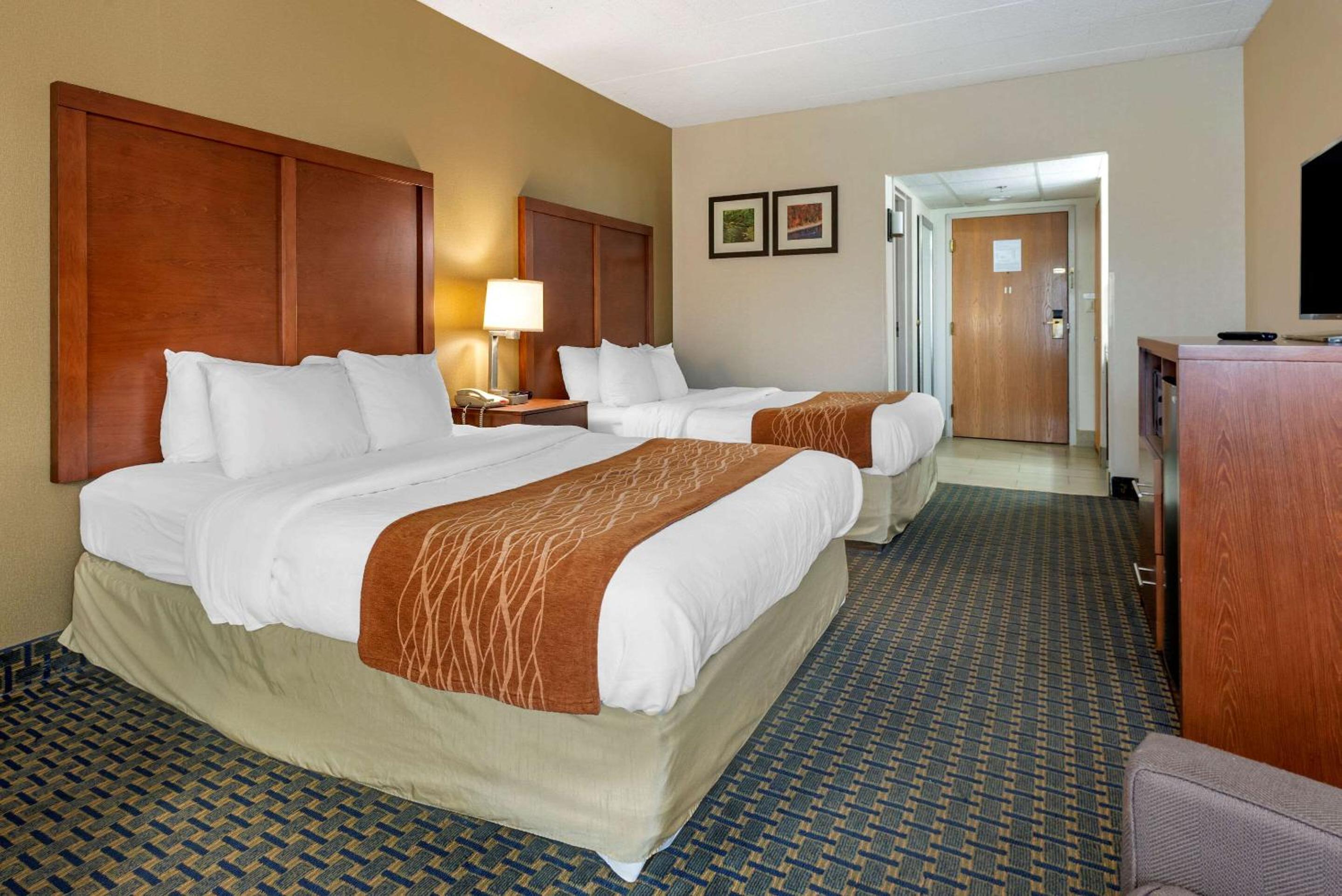 Queen Room with Two Queen Beds - Non-Smoking - Photo 2